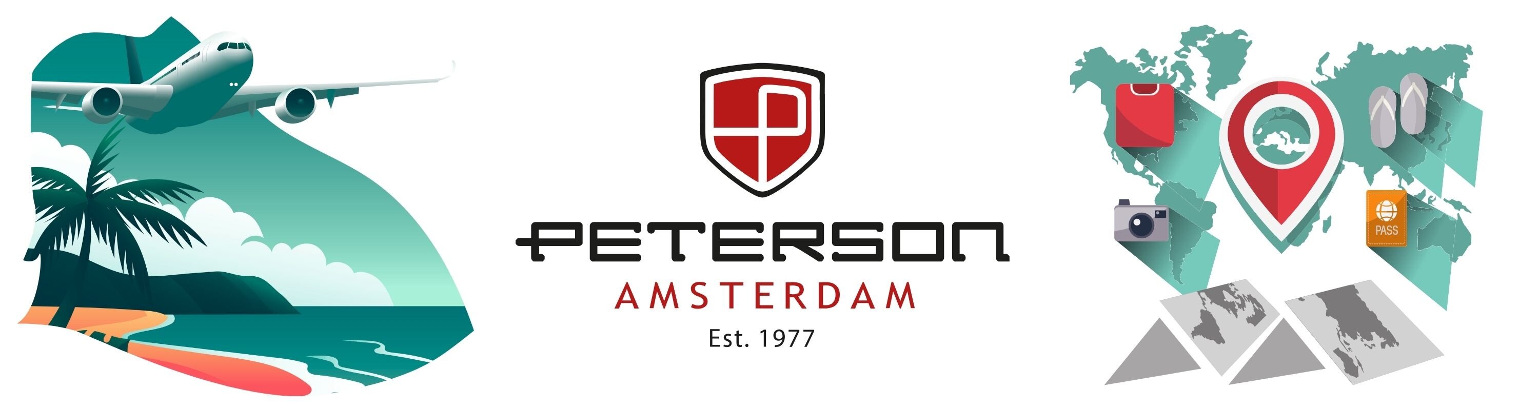 Ilustracja przedstawia samolot lecący nad plażą z palmami oraz logo \'Peterson Amsterdam Est. 1977\'. Obok znajduje się mapa świata z ikonami podróżniczymi, takimi jak plecak, aparat i lokalizator.