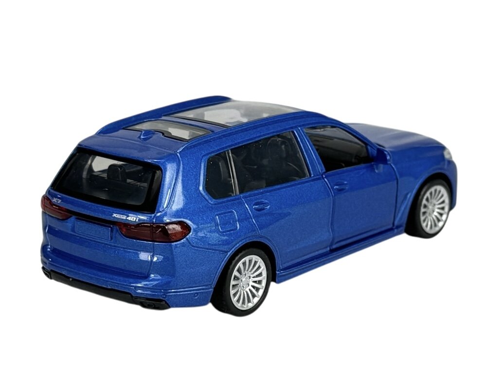 Model samochodu w kolorze niebieskim z widocznym napisem \'X7 40i\' z tyłu. Posiada przezroczysty dach i srebrne felgi.