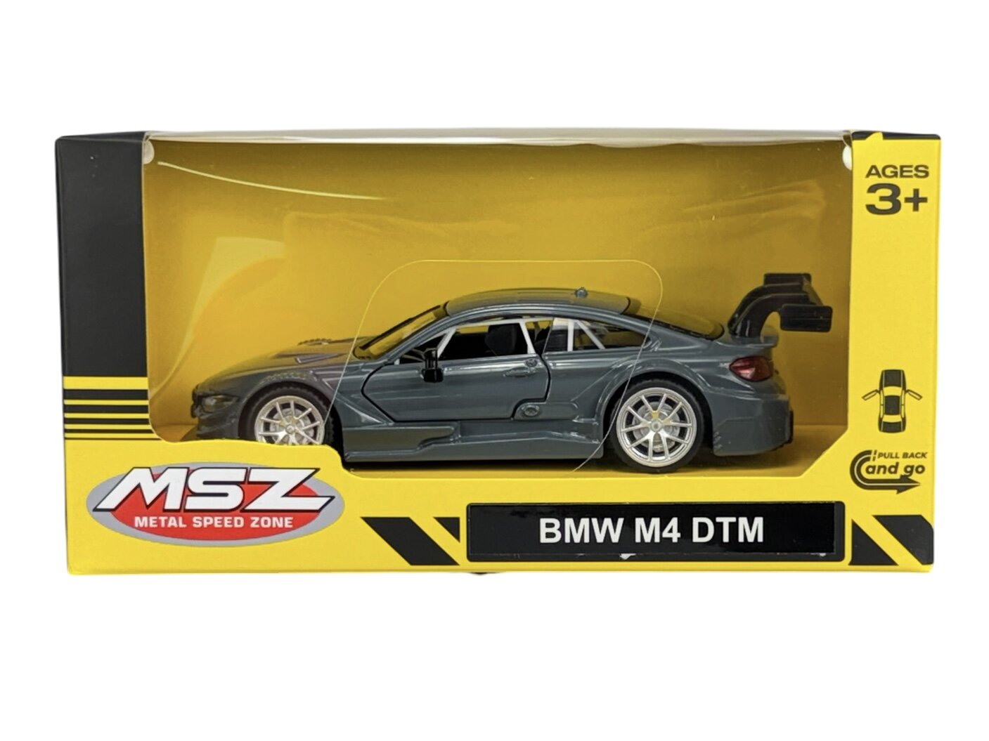 Model samochodu BMW M4 DTM w szarym kolorze znajduje się w żółtym opakowaniu z napisem \'MSZ Metal Speed Zone\'. Na opakowaniu widnieje również napis \'BMW M4 DTM\' oraz oznaczenie \'Ages 3+\'.