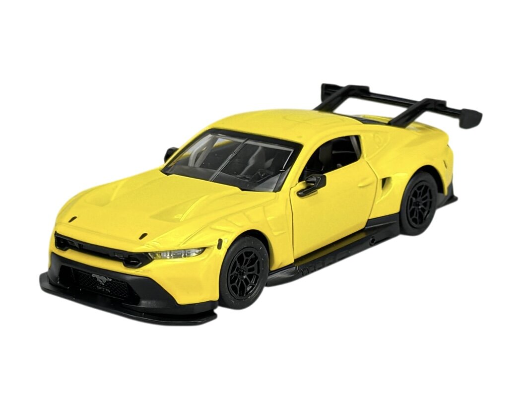 Żółty model samochodu sportowego z czarnymi detalami i dużym tylnym spojlerem. Na przednim zderzaku widoczne jest logo w kształcie konia.