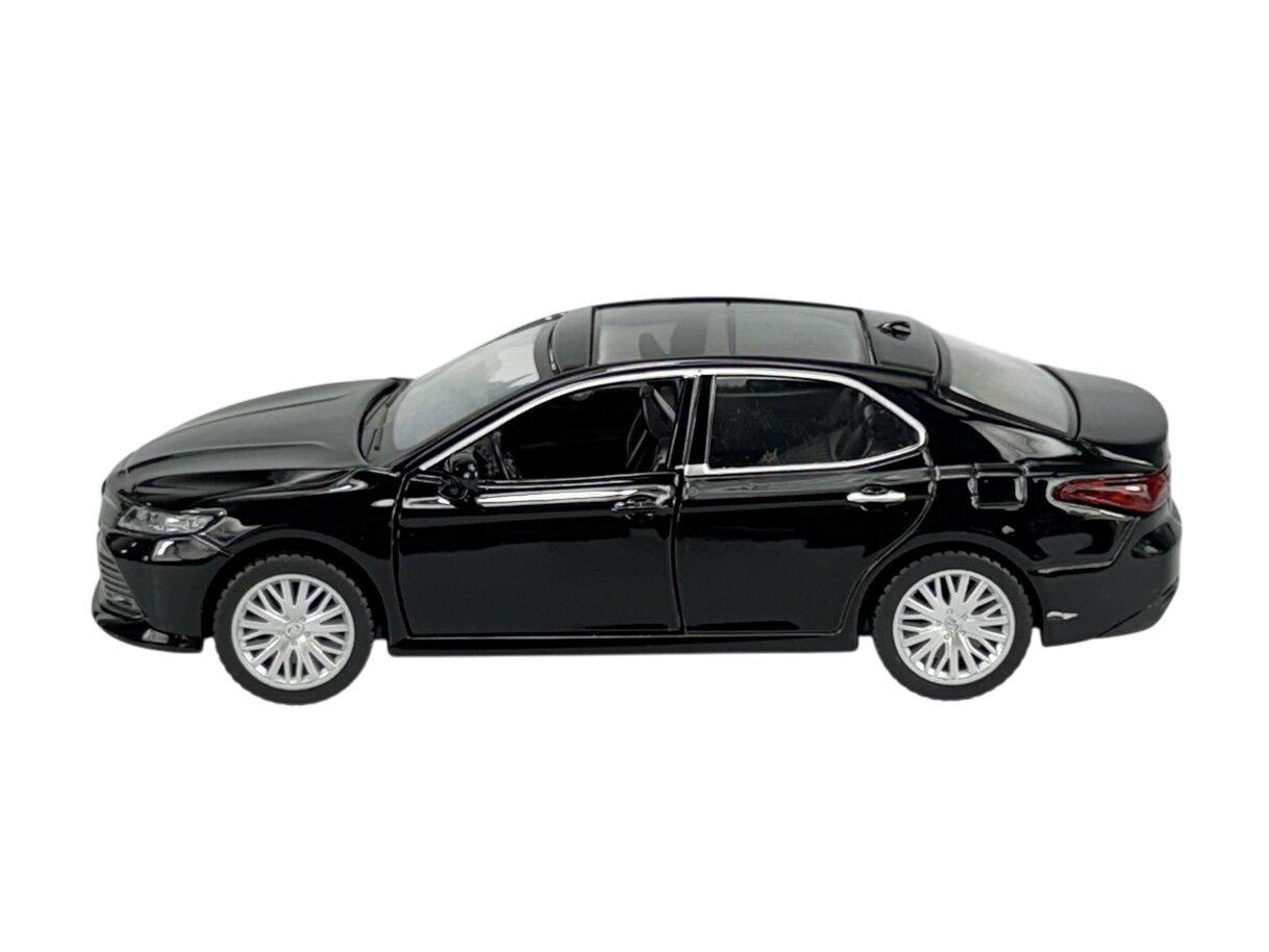 Czarny model samochodu w skali 1:32, przedstawiający elegancki sedan z widocznymi szczegółami karoserii i srebrnymi felgami.