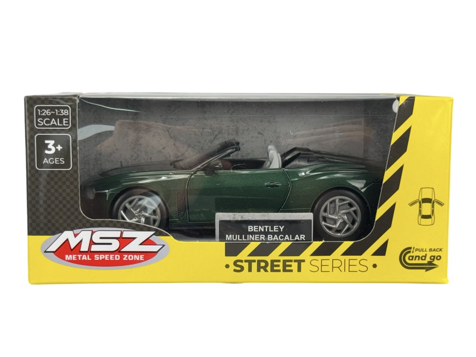 Model samochodu Bentley Mulliner Bacalar w kolorze zielonym znajduje się w opakowaniu z napisem \'MSZ Metal Speed Zone\' oraz \'Street Series\'. Na opakowaniu widnieje również informacja \'1:26-1:38 Scale\', \'3+ Ages\' i \'Pull Back and Go\'.