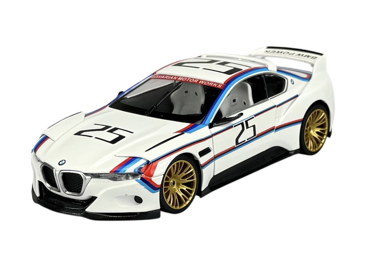 Model samochodu w skali 1:24, biały z numerem 25 na masce i drzwiach, ozdobiony niebiesko-czerwonymi paskami. Na przedniej szybie widoczny napis \'Bavarian Motor Works\'.