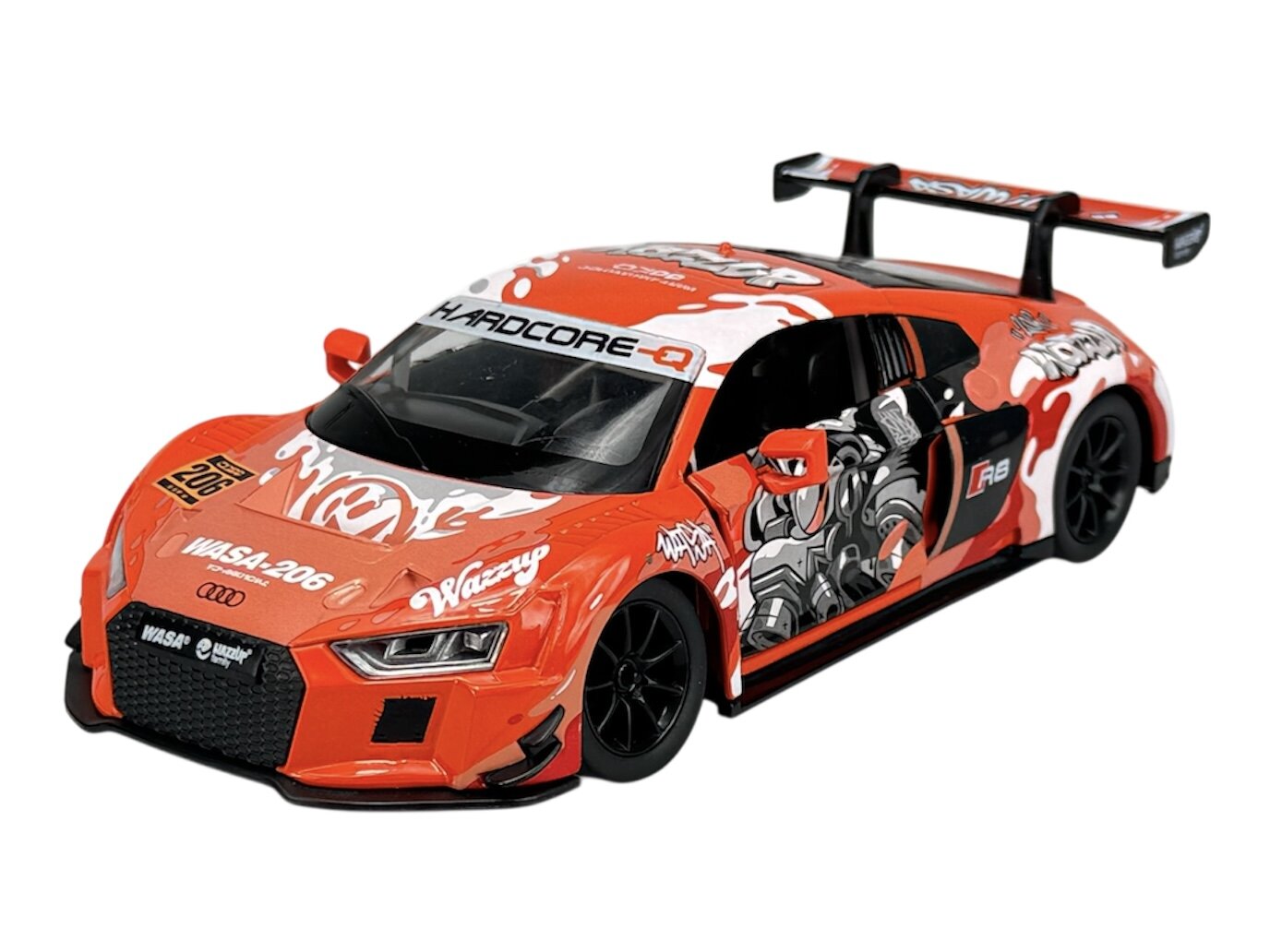 Model samochodu wyścigowego w kolorze pomarańczowym z czarnymi i białymi elementami oraz grafikami na karoserii. Na masce widoczny jest napis \'HARDCORE\' oraz logo Audi.