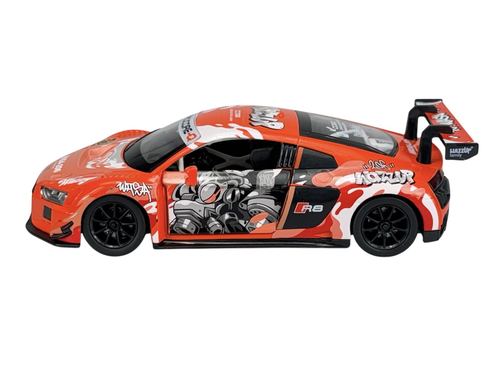 Model samochodu wyścigowego w skali 1:24, pomalowany na pomarańczowo z białymi i czarnymi wzorami oraz napisami. Na tylnej części widoczne jest logo \'Wazzup family\'.