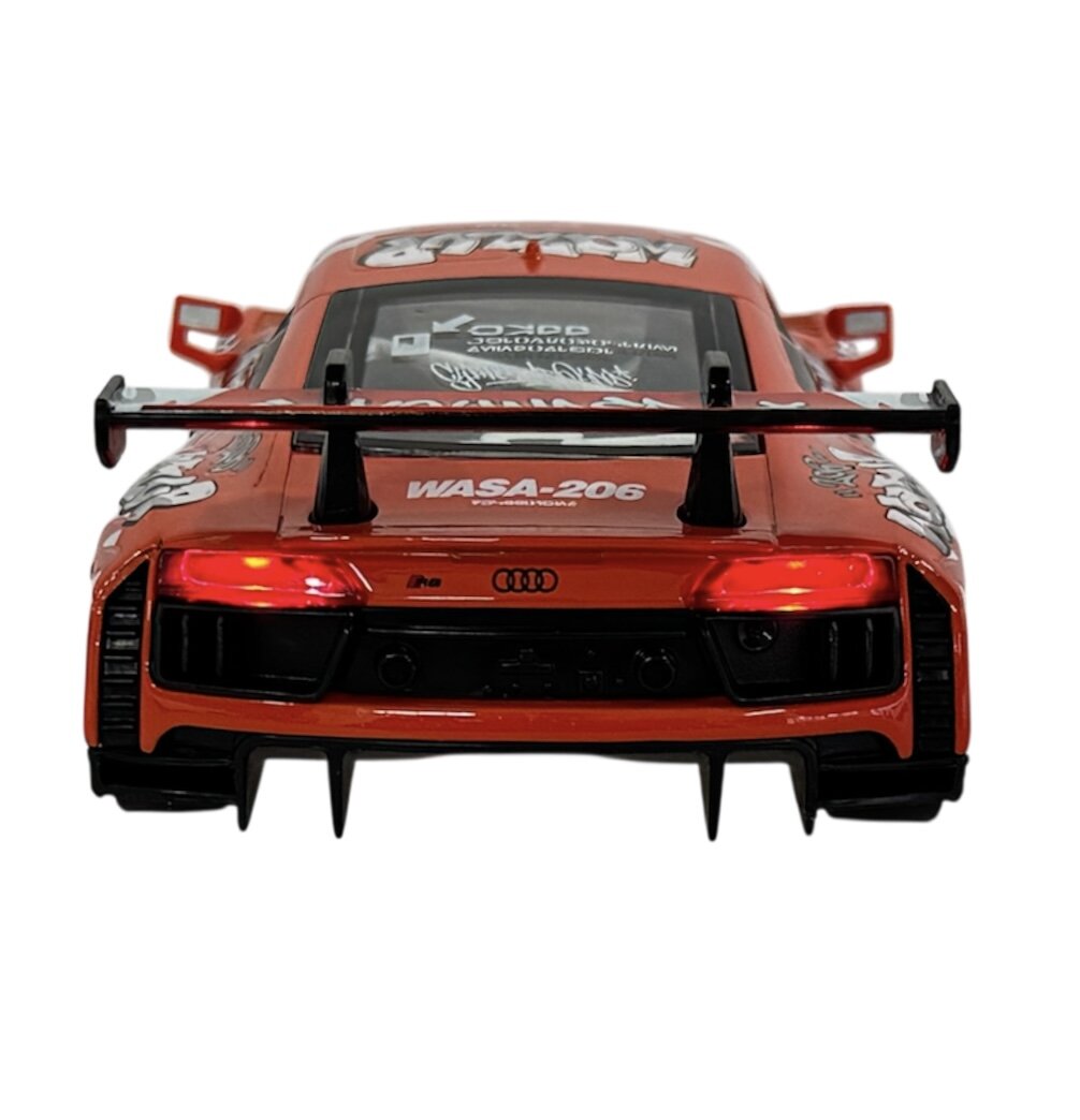 Model samochodu wyścigowego w kolorze pomarańczowym z widocznym logo Audi i napisami \'WASA-206\' oraz innymi oznaczeniami na tylnej szybie. Samochód posiada duży tylny spojler i czerwone światła.