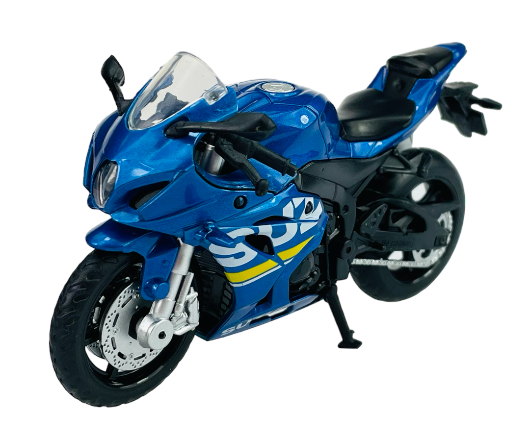 Model motocykla w kolorze niebieskim z widocznymi detalami, takimi jak przednie zawieszenie i opony. Na boku znajduje się napis \'SUZUKI\' w białym kolorze z żółtym akcentem.