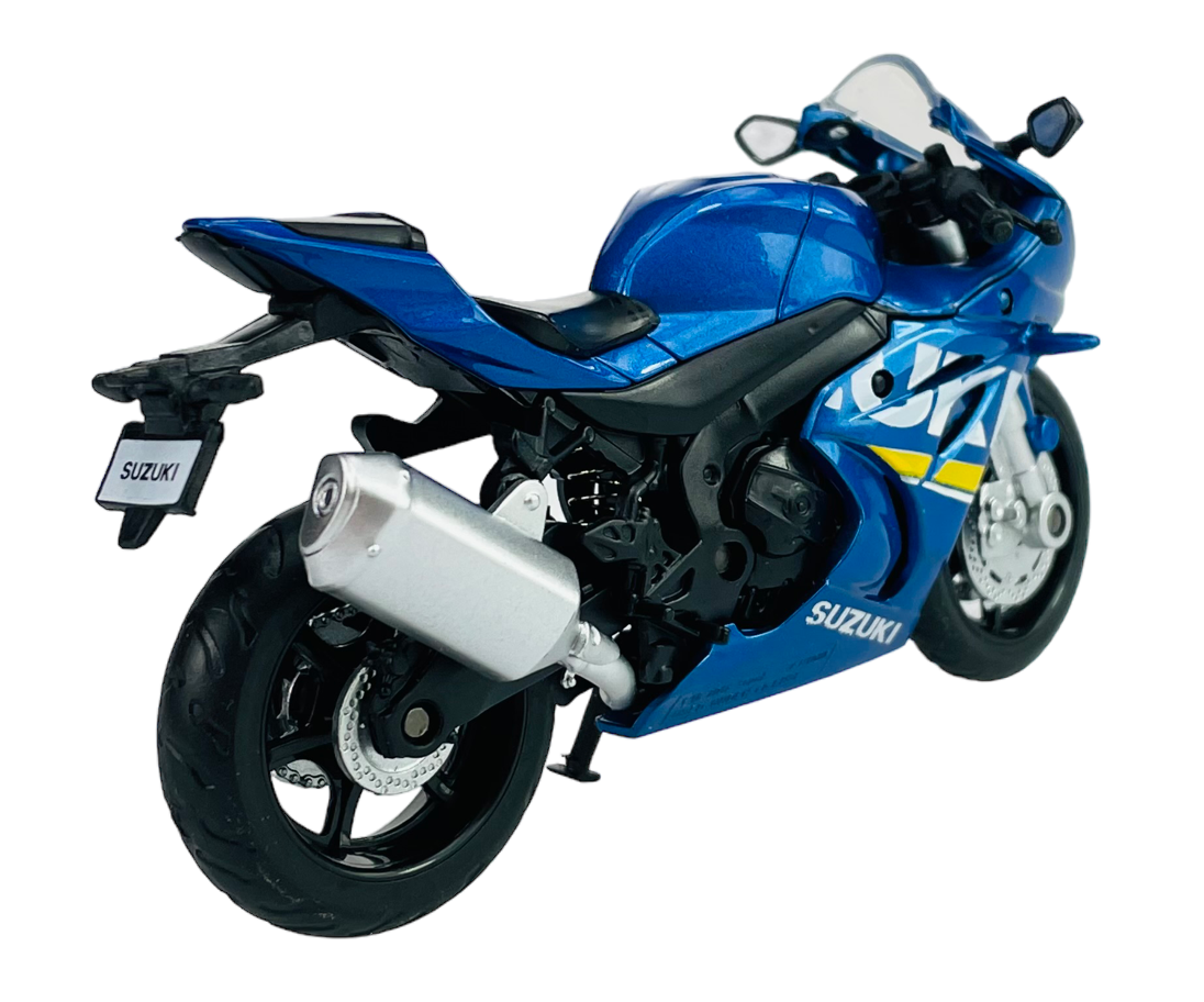 Model motocykla w kolorze niebieskim z widocznym napisem \'SUZUKI\' na bocznej owiewce. Motocykl posiada srebrny tłumik i czarne elementy konstrukcyjne.