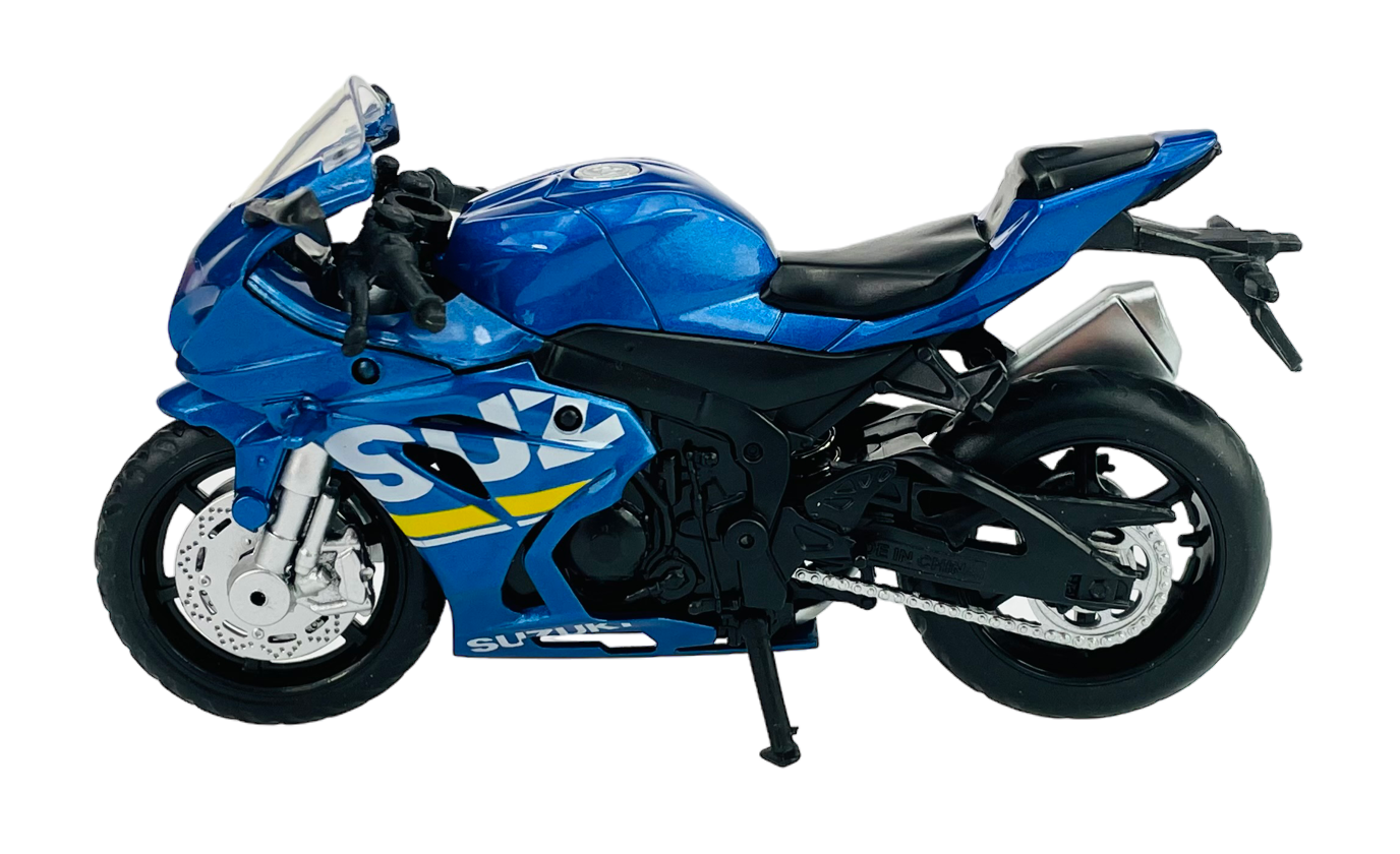 Model motocykla w kolorze niebieskim z widocznym napisem \'SUZUKI\' na boku. Motocykl posiada szczegółowe elementy, takie jak koła, kierownicę i siedzenie.