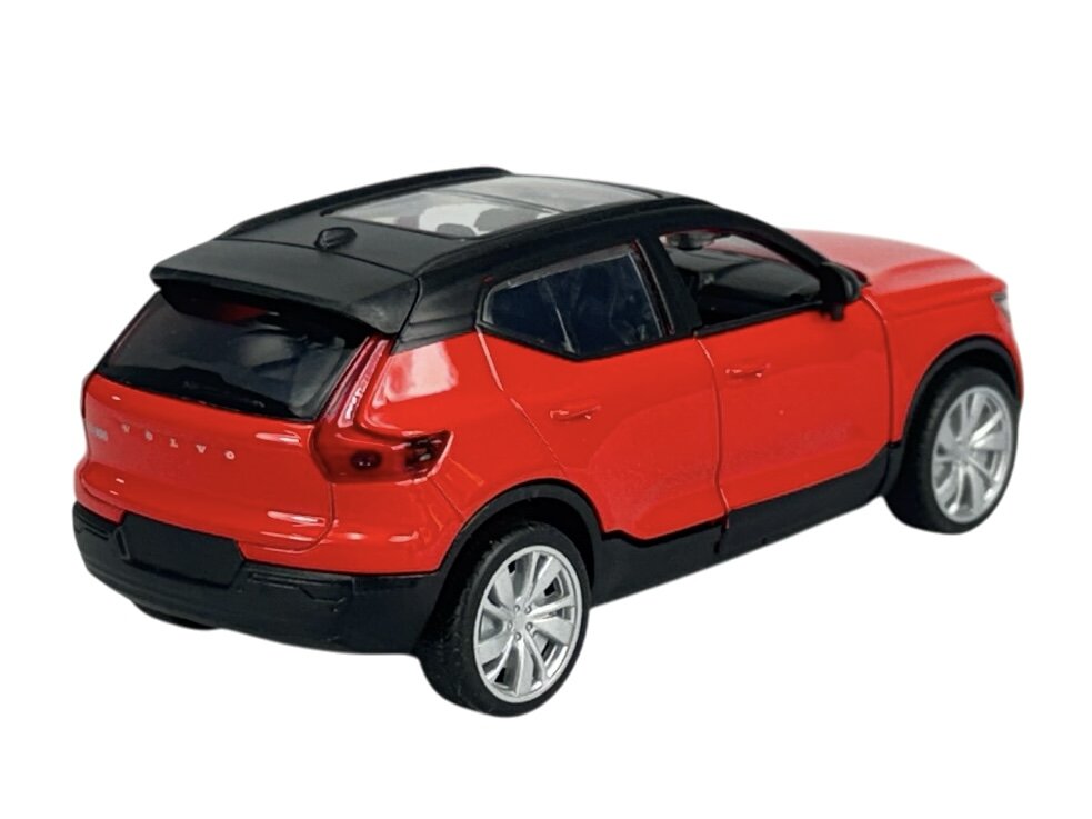 Model samochodu w kolorze czerwonym z czarnym dachem, posiada srebrne felgi i widoczne logo \'Volvo\' z tyłu. Samochód ma szczegółowo odwzorowane elementy, takie jak reflektory i lusterka boczne.