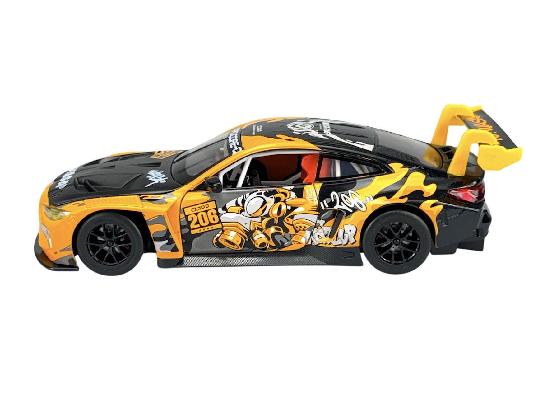 Model samochodu wyścigowego w skali 1:24, w kolorze pomarańczowym z czarnymi i żółtymi elementami oraz grafiką przedstawiającą postać i numer 206. Samochód posiada duży tylny spojler i czarne felgi.