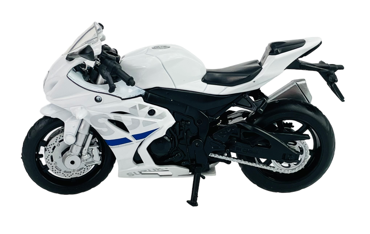 Biały model motocykla z czarnymi i niebieskimi elementami, z widocznym napisem \'Suzuki\' na dolnej części. Motocykl ma szczegółowo odwzorowane elementy, takie jak koła, kierownica i siedzenie.