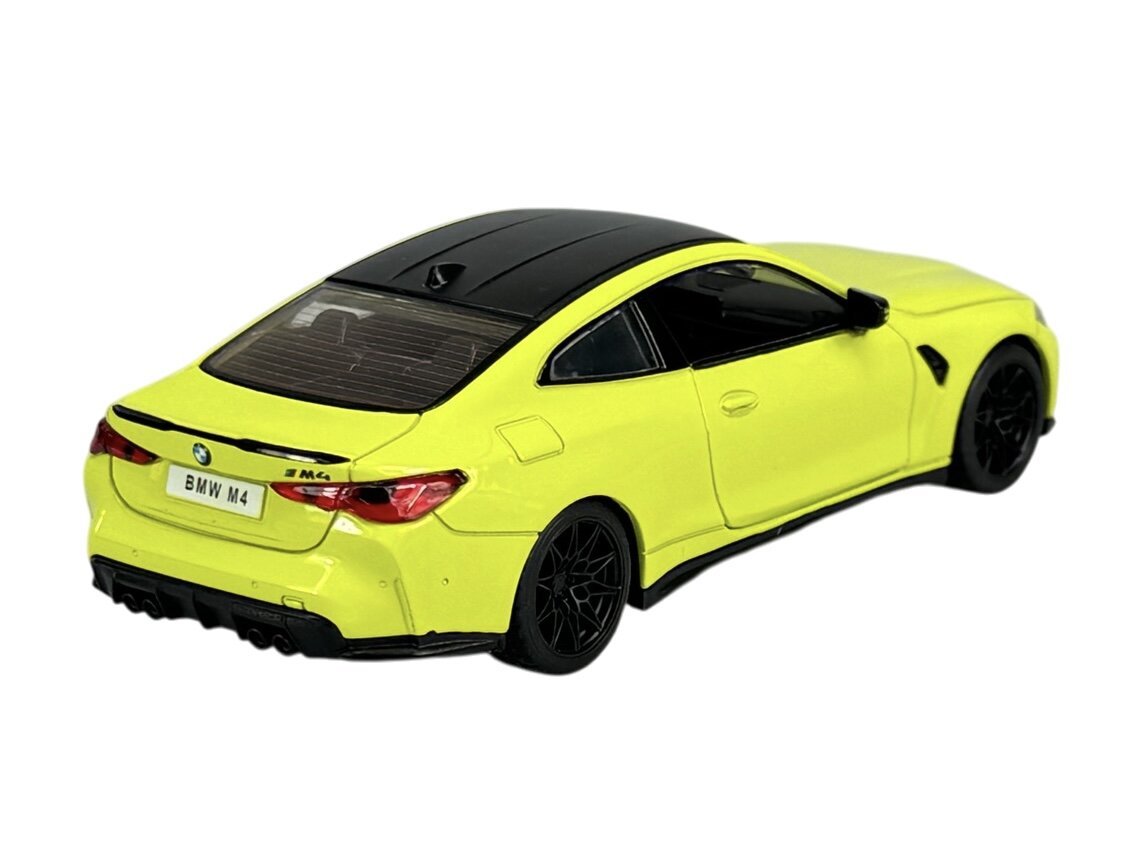 Model samochodu w kolorze żółtym z czarnym dachem, oznaczony jako BMW M4. Na tablicy rejestracyjnej widnieje napis \'BMW M4\'.