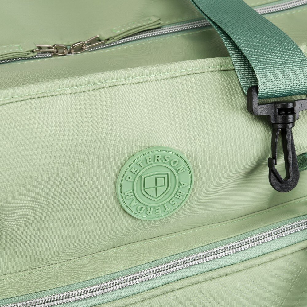 Zielona torba podróżna z widocznym logo \'PETERSON AMSTERDAM\' oraz metalowym zamkiem błyskawicznym i plastikowym karabińczykiem.