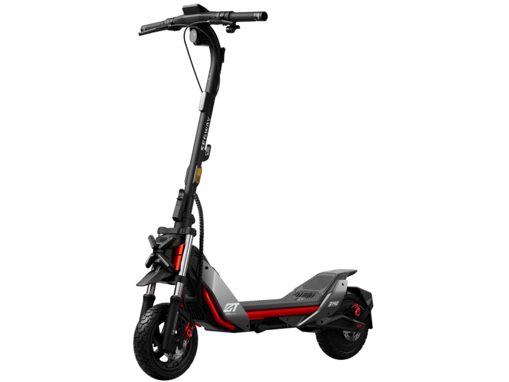 Czarna hulajnoga elektryczna z czerwonymi akcentami, posiada duże koła i amortyzację. Na kierownicy widoczne jest logo \'Segway\'.