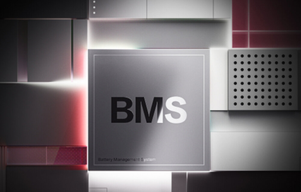 Obraz przedstawia szary panel z napisem \'BMS\' oraz mniejszym tekstem \'Battery Management System\'. W tle widoczne są różne geometryczne kształty w odcieniach szarości i czerwieni.