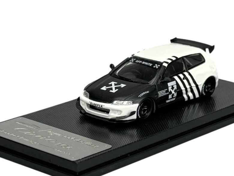 Model samochodu w skali 1:64 przedstawia czarno-białą Hondę Civic z napisami \'OFF-WHITE\' i \'BUMPER\'. Samochód umieszczony jest na czarnej podstawce z metalową tabliczką z napisem \'Civic Eg6\'.