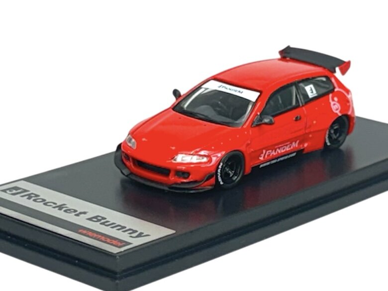 Czerwony model samochodu z napisem \'Pandem\' na boku, umieszczony na czarnej podstawce z napisem \'Rocket Bunny\'.