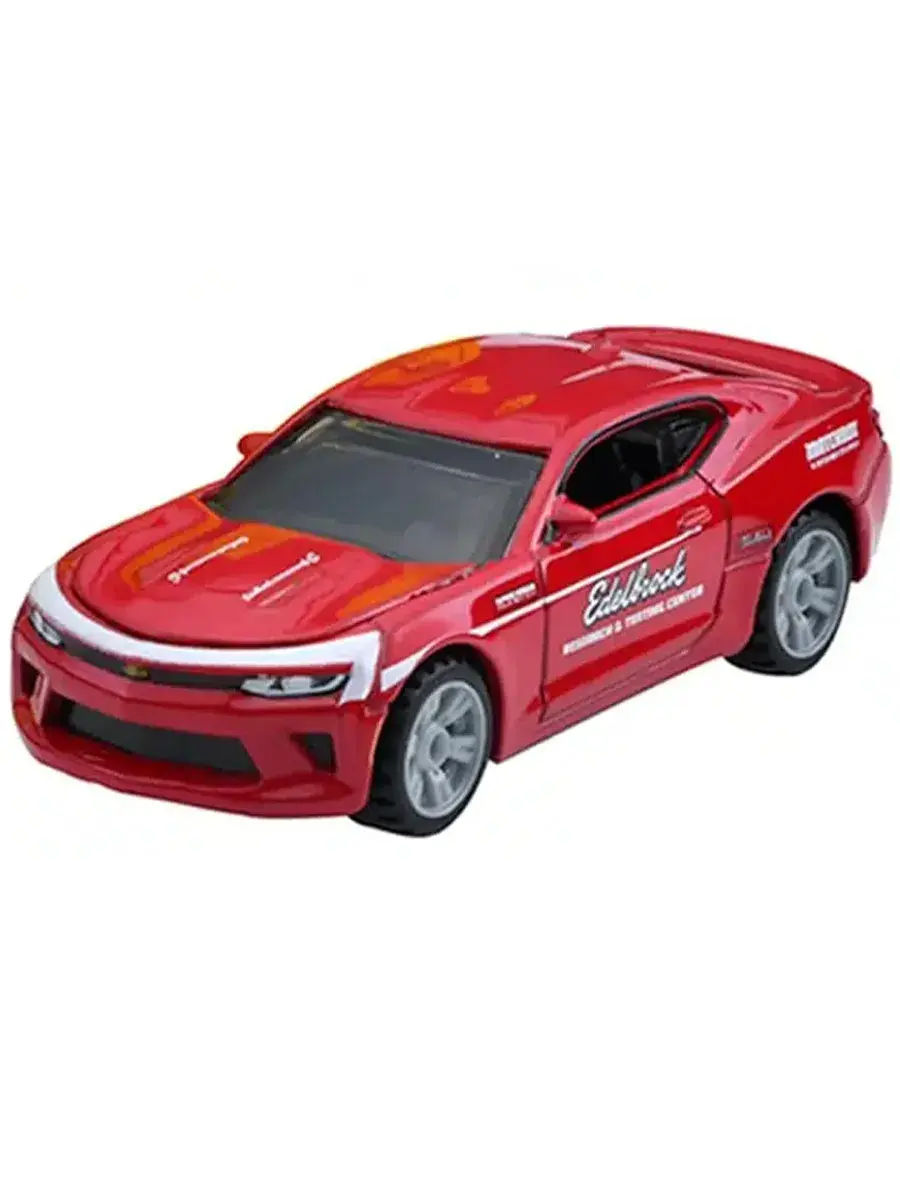 Czerwony model samochodu z białymi napisami na bokach, w tym \'Edelbrock\'.