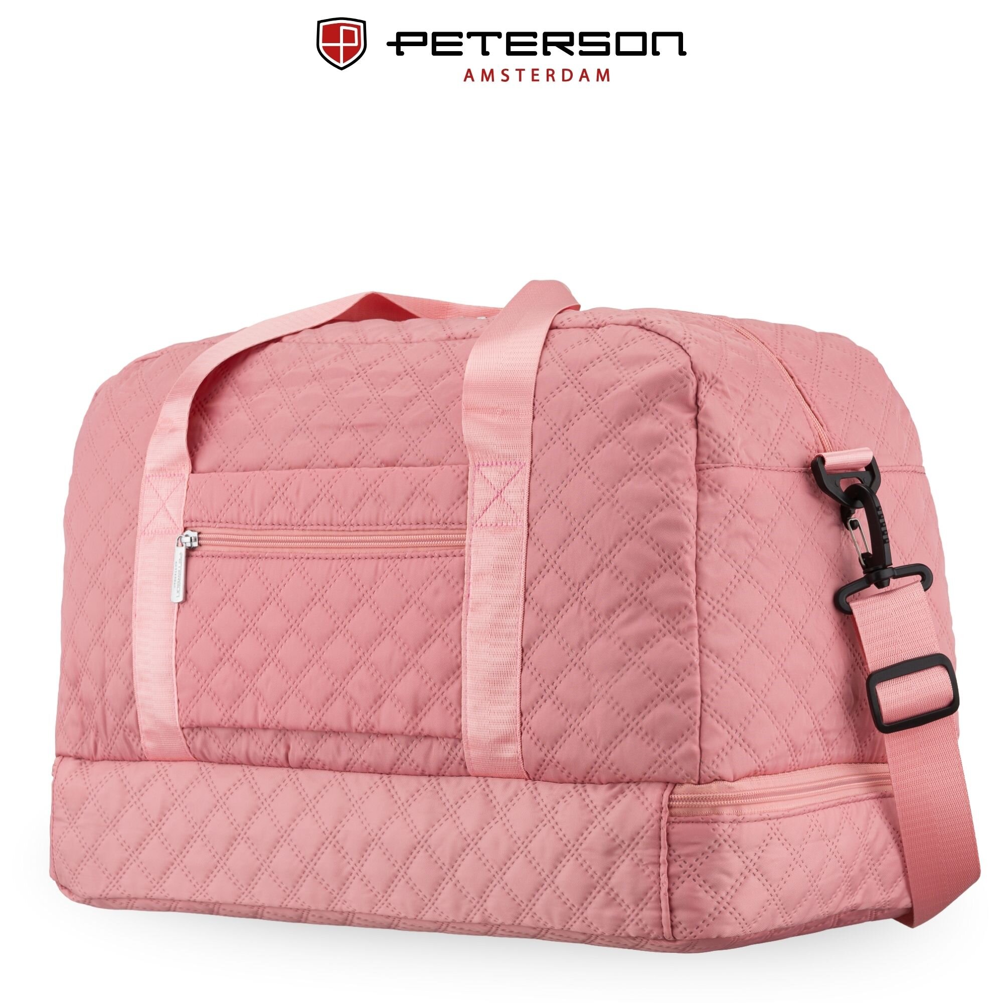 Różowa, pikowana torba sportowa z zamkiem błyskawicznym i regulowanym paskiem na ramię. Widoczne logo: PETERSON AMSTERDAM.