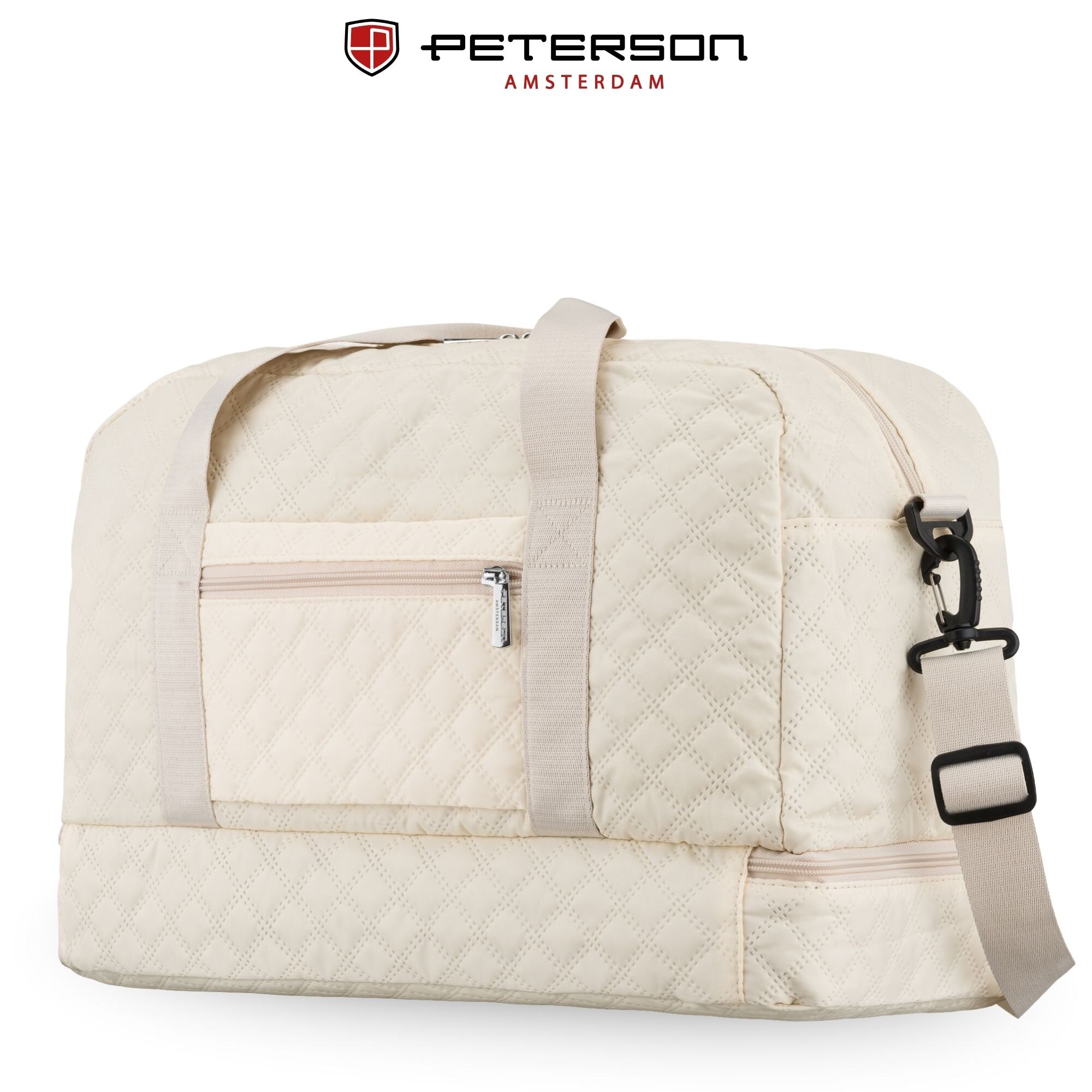Beżowa, pikowana torba sportowa z kieszenią na zamek i regulowanym paskiem. Logo: PETERSON AMSTERDAM.