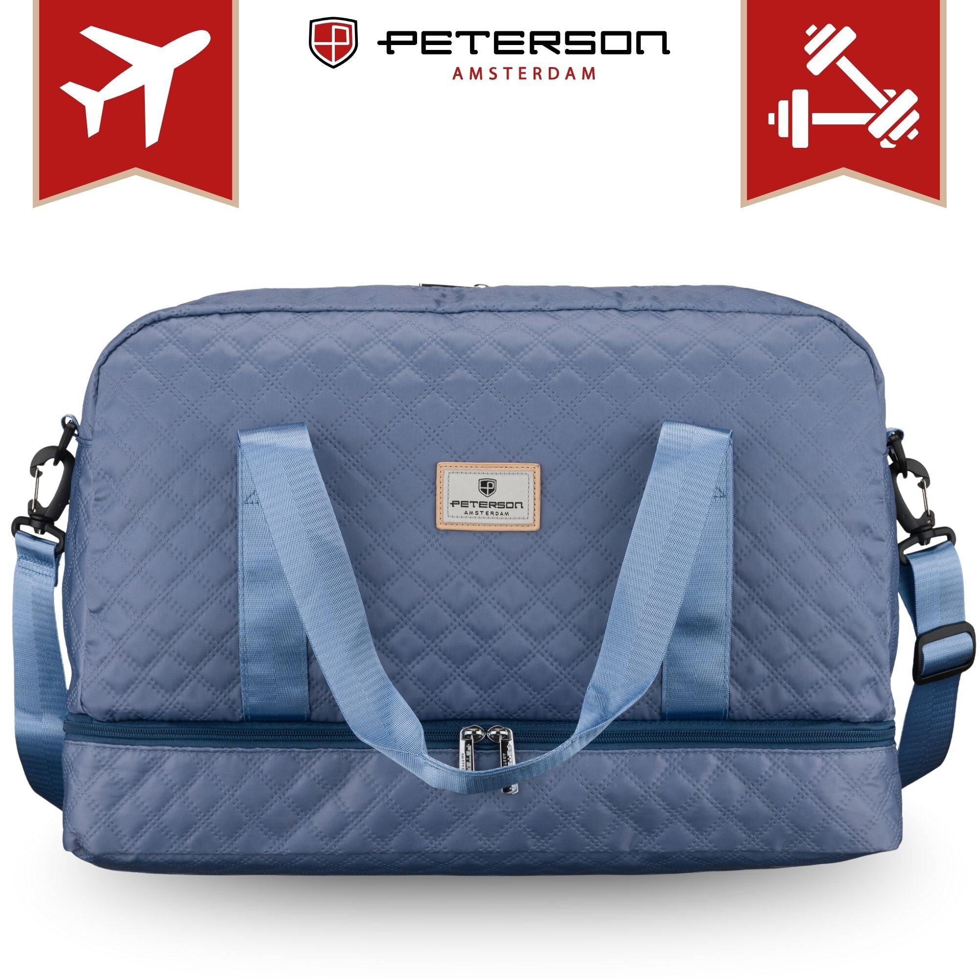 Niebieska, pikowana torba sportowa z dwoma uchwytami i regulowanym paskiem na ramię. Na torbie widoczne jest logo \'PETERSON AMSTERDAM\'.