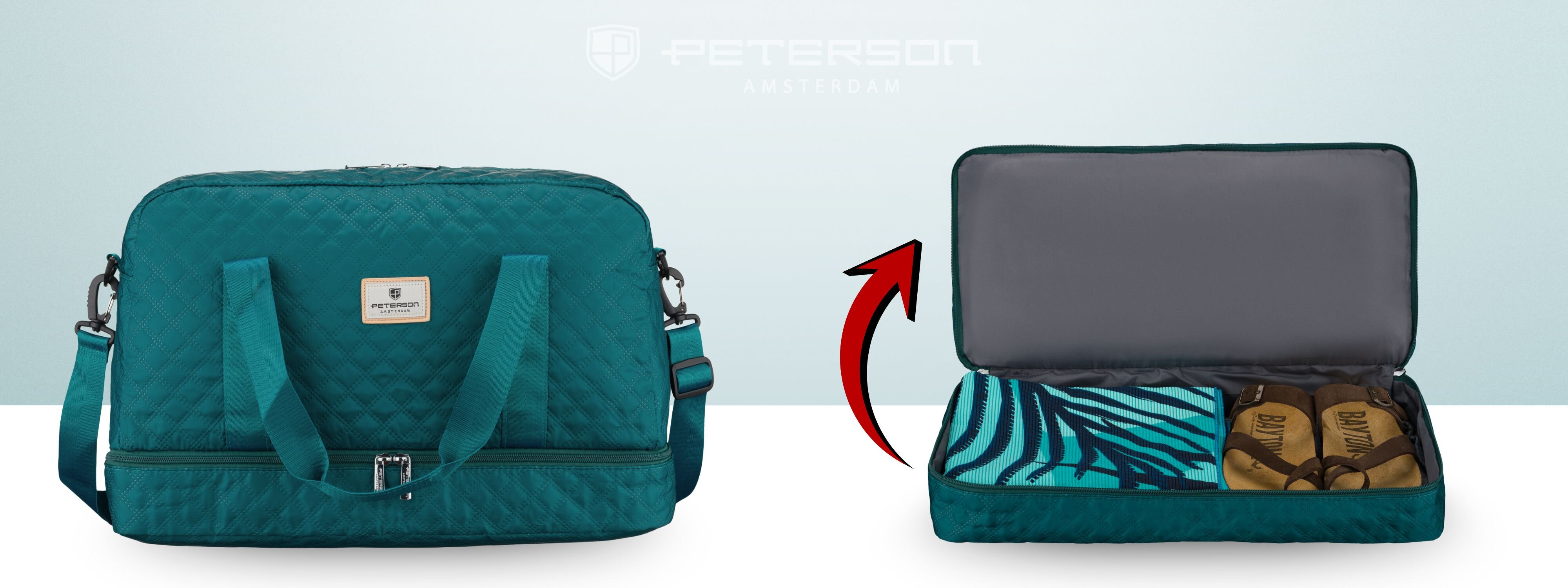 Na obrazie widoczna jest turkusowa, pikowana torba sportowa z logo \'Peterson Amsterdam\'. Obok torby znajduje się otwarta komora z miejscem na ubrania i buty, a pomiędzy nimi czerwona strzałka wskazująca na możliwość otwarcia.