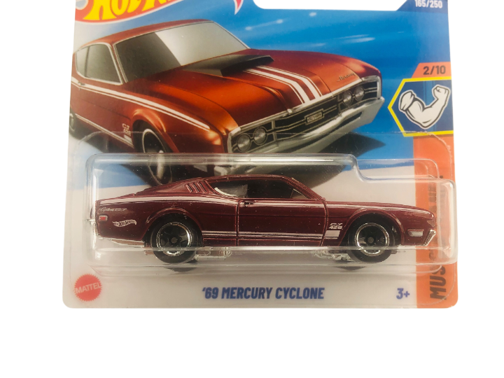 Opakowanie z modelem samochodu \'69 Mercury Cyclone w kolorze bordowym. Na opakowaniu widnieje napis \'69 MERCURY CYCLONE\' oraz logo \'Hot Wheels\'.