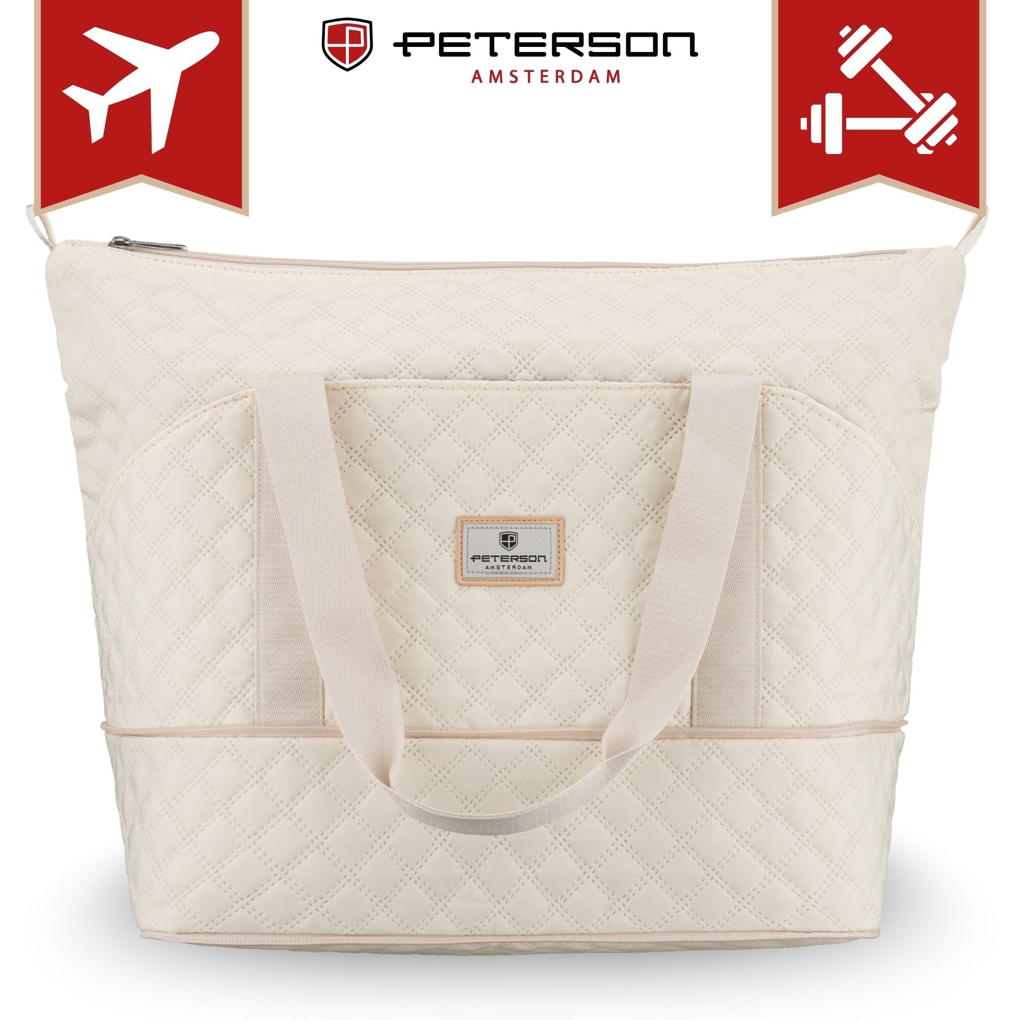Beżowa, pikowana torba sportowa na ramię z logo \'PETERSON AMSTERDAM\' na przodzie. W tle widoczne są symbole samolotu i hantli na czerwonym tle.