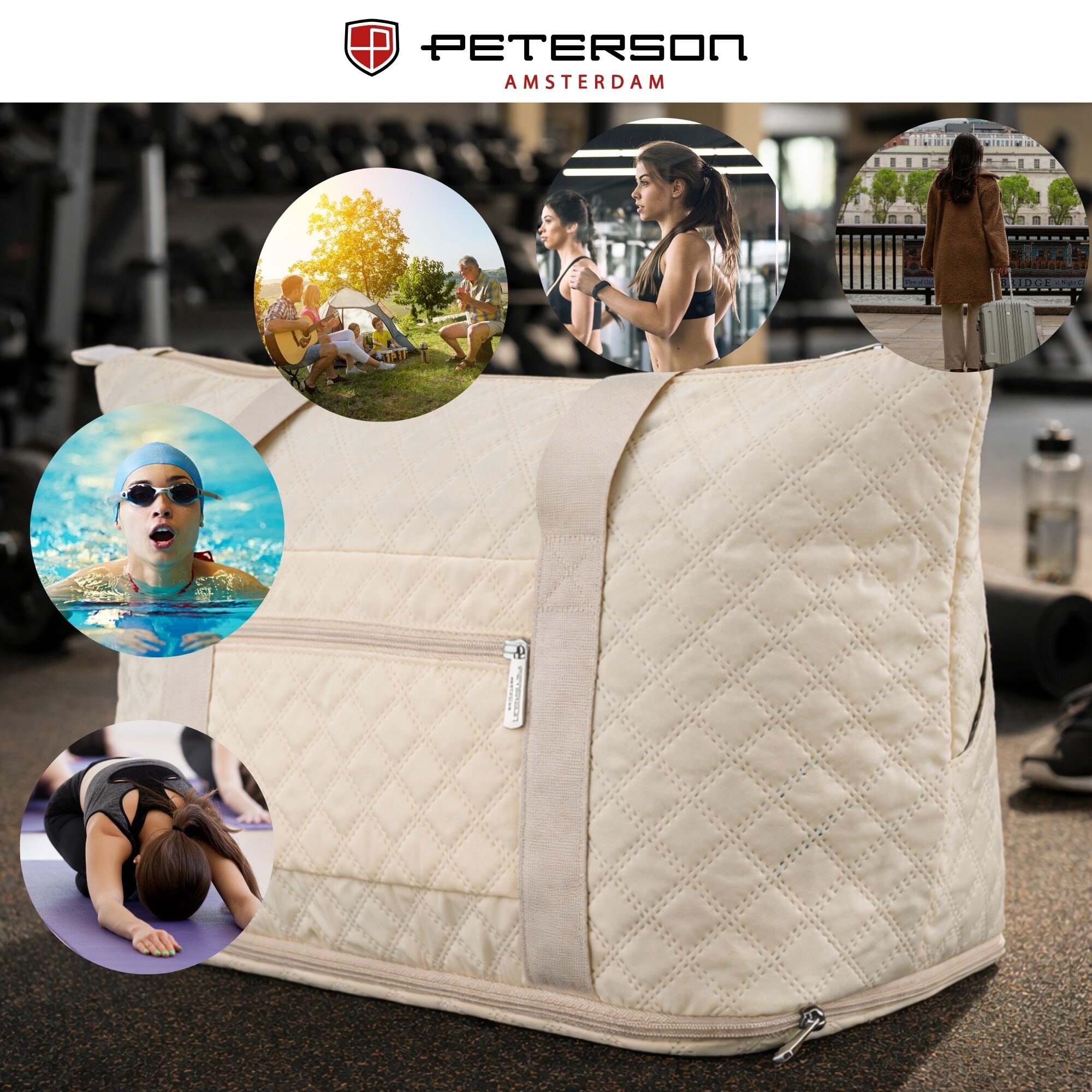 Beżowa, pikowana torba sportowa z zamkiem błyskawicznym i uchwytami. Na górze widoczne logo \'Peterson Amsterdam\'.