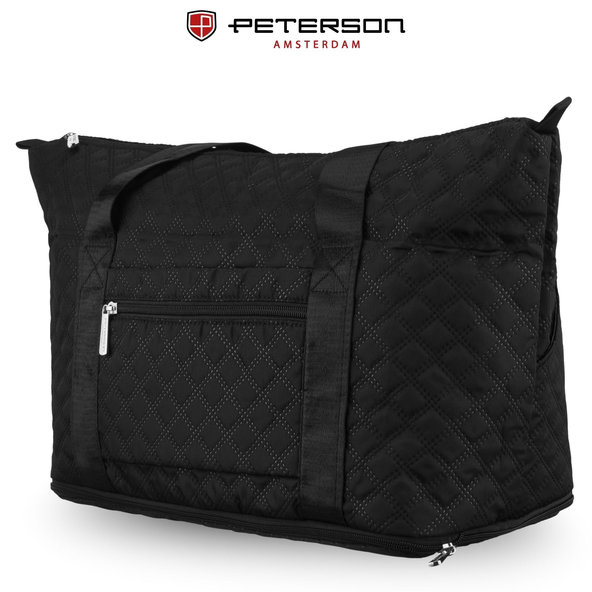 Czarna, pikowana torba sportowa z zamkiem błyskawicznym i kieszenią z przodu. Widoczne logo: PETERSON AMSTERDAM.
