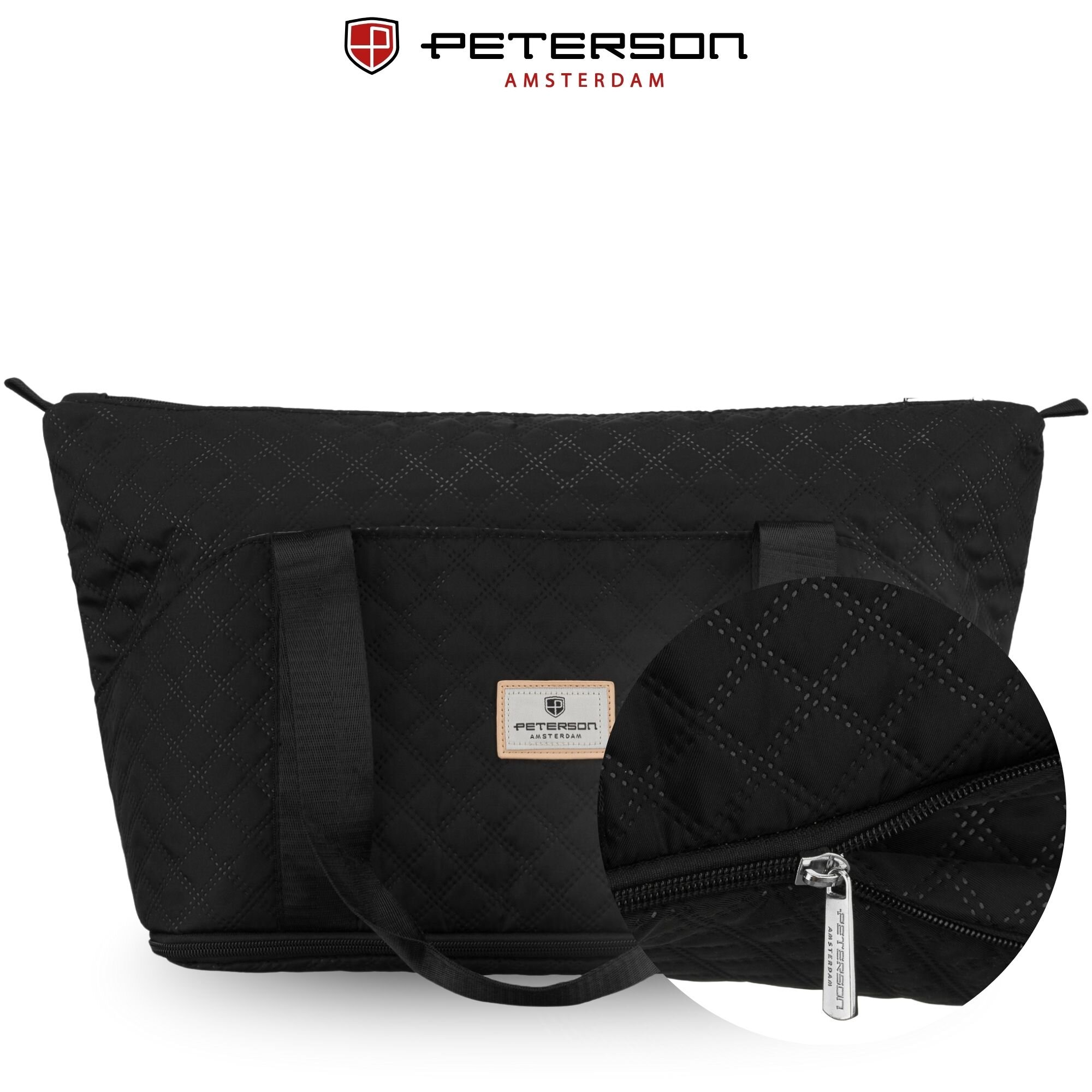 Czarna, pikowana torba sportowa na ramię z logo \'Peterson Amsterdam\' na górze. Widoczny jest zamek błyskawiczny z metalowym uchwytem oraz naszywka z logo na torbie.