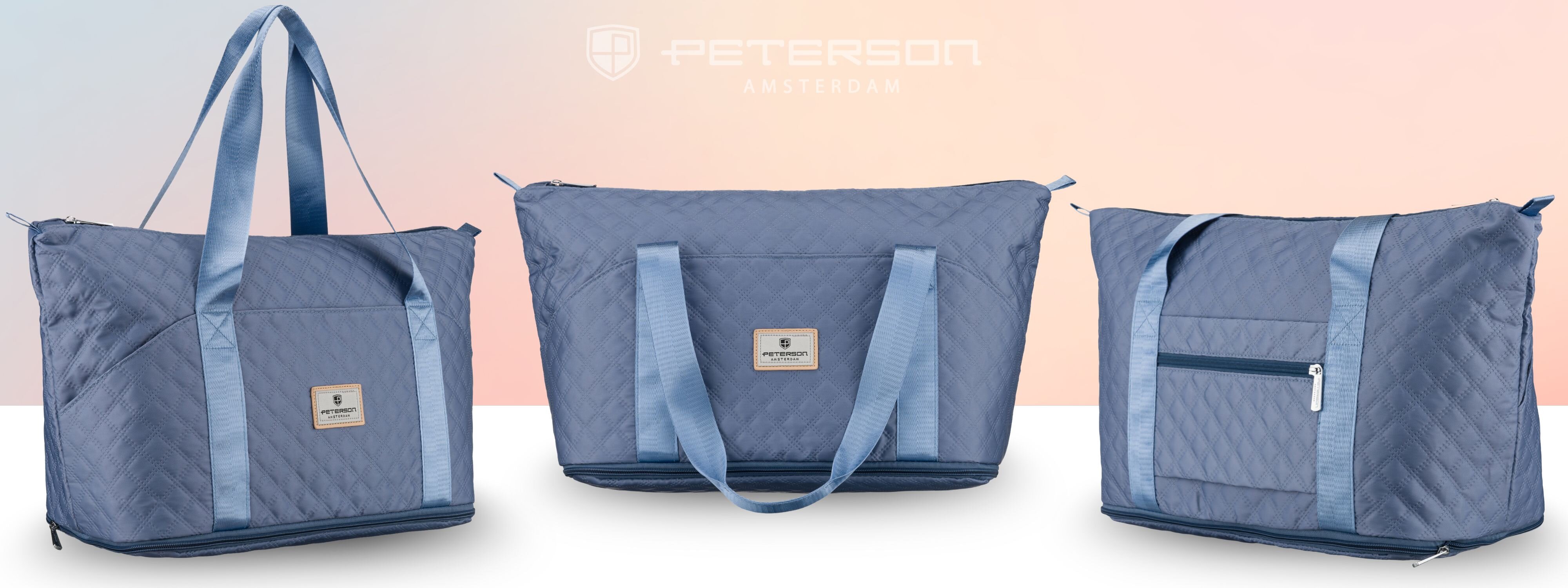 Trzy niebieskie, pikowane torby sportowe na ramię z logo \'Peterson\' na etykiecie. Każda torba ma długie uchwyty i zamek błyskawiczny, a jedna z nich posiada dodatkową kieszeń z zamkiem.