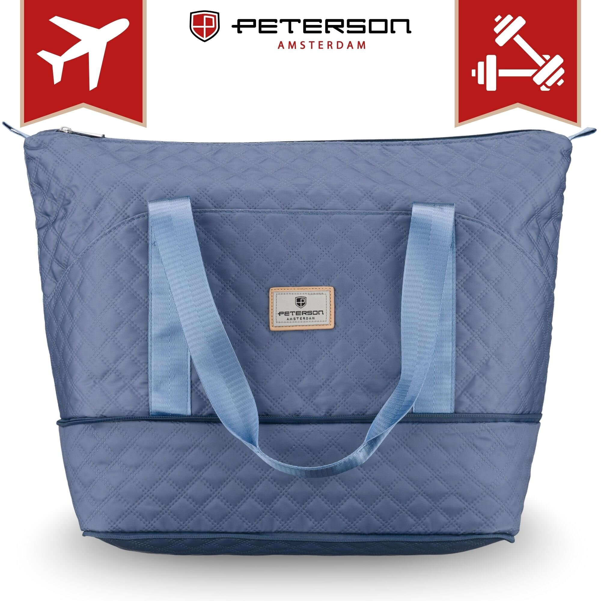 Niebieska, pikowana torba sportowa na ramię z jasnoniebieskimi uchwytami i naszywką z logo \'Peterson Amsterdam\'. W tle widoczne są czerwone ikony samolotu i hantli.