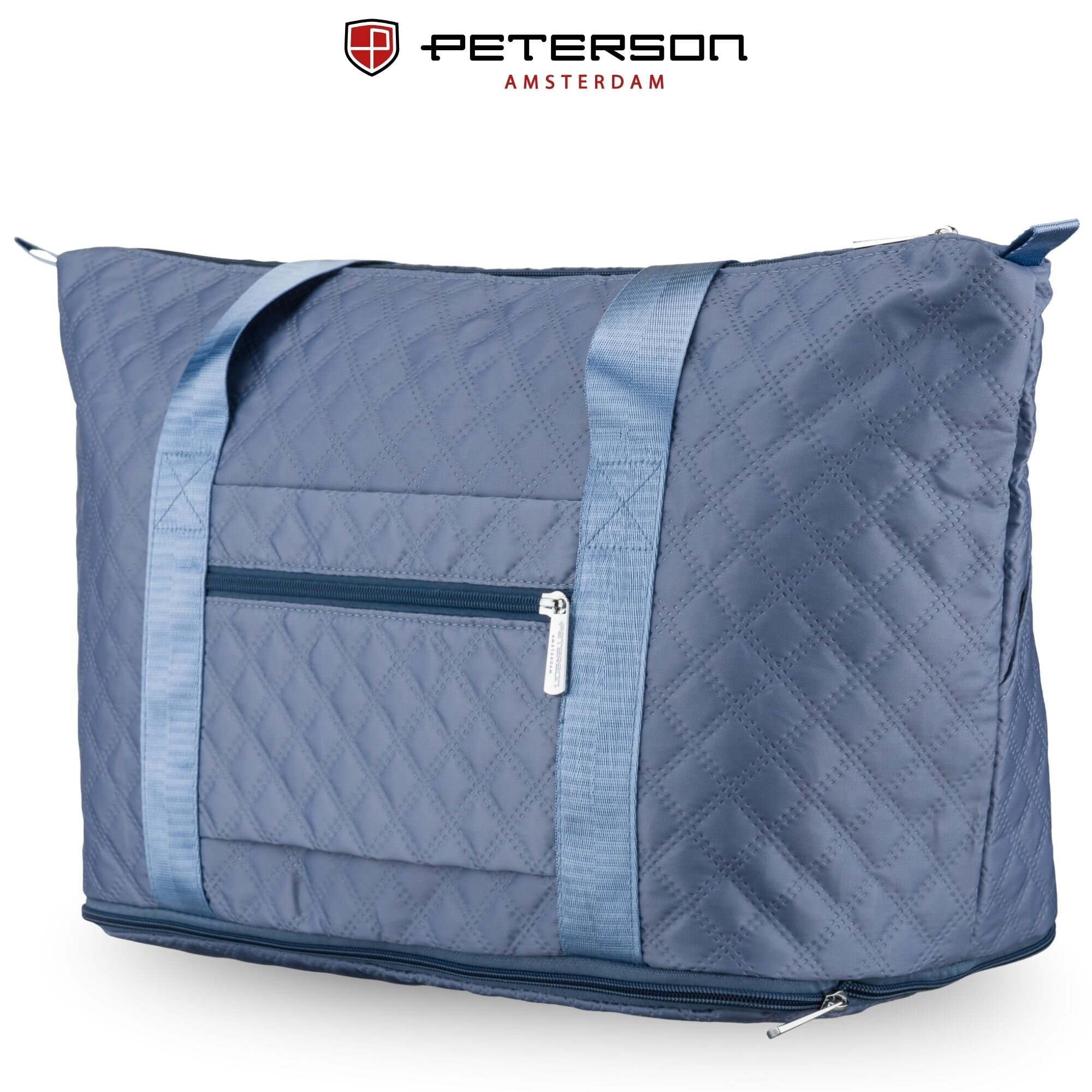 Niebieska, pikowana torba sportowa z zamkiem błyskawicznym i przednią kieszenią. Widoczne logo: PETERSON AMSTERDAM.