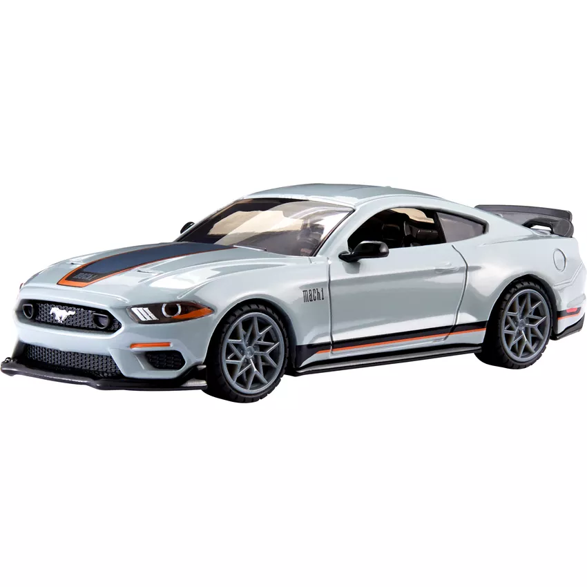 Model samochodu w skali 1:43 przedstawiający Ford Mustang Mach1 z 2021 roku, w kolorze jasnoszarym z czarnymi i pomarańczowymi detalami. Na boku widoczny napis \'mach 1\'.