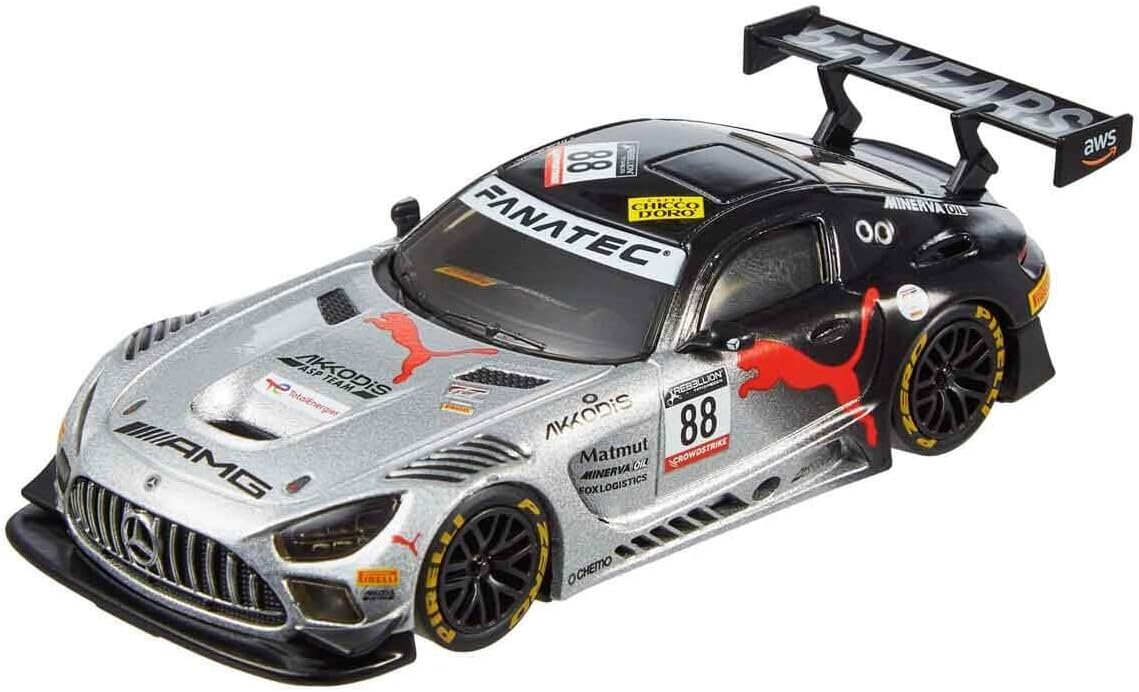 Model samochodu wyścigowego w skali 1:43, z widocznymi oznaczeniami \'AMG\', \'FANATEC\', \'88\' oraz logo producenta. Samochód jest srebrny z czarnymi i czerwonymi detalami oraz dużym tylnym spojlerem.