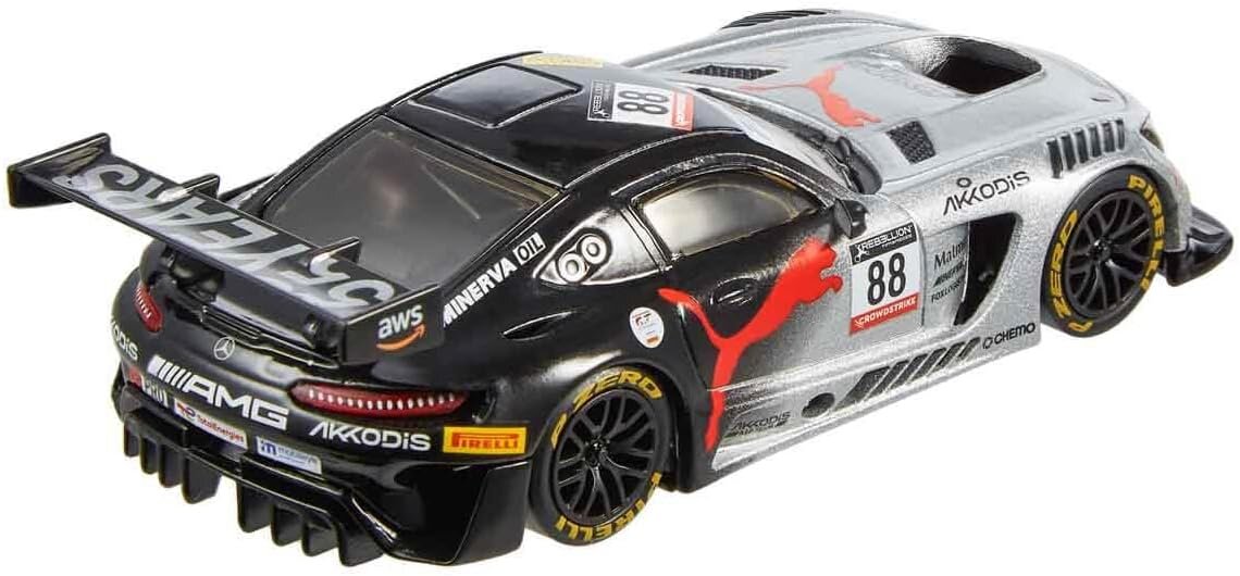 Model samochodu wyścigowego w skali 1:43 z widocznymi oznaczeniami i logotypami, w tym AMG, Pirelli, AWS, Minerva Oil, Akodis oraz numerem 88. Samochód ma czarno-srebrne malowanie z czerwonymi akcentami i dużym tylnym spojlerem.