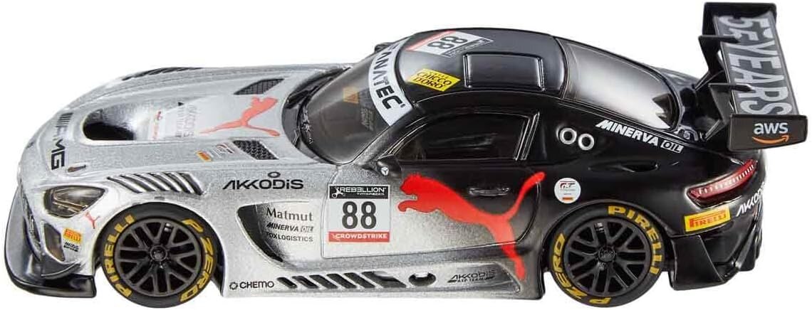 Model samochodu wyścigowego w skali 1:43 z widocznymi logotypami, w tym Puma, Pirelli i AWS, oraz numerem 88 na karoserii. Samochód ma srebrno-czarne malowanie z czerwonymi akcentami i dużym tylnym spojlerem.