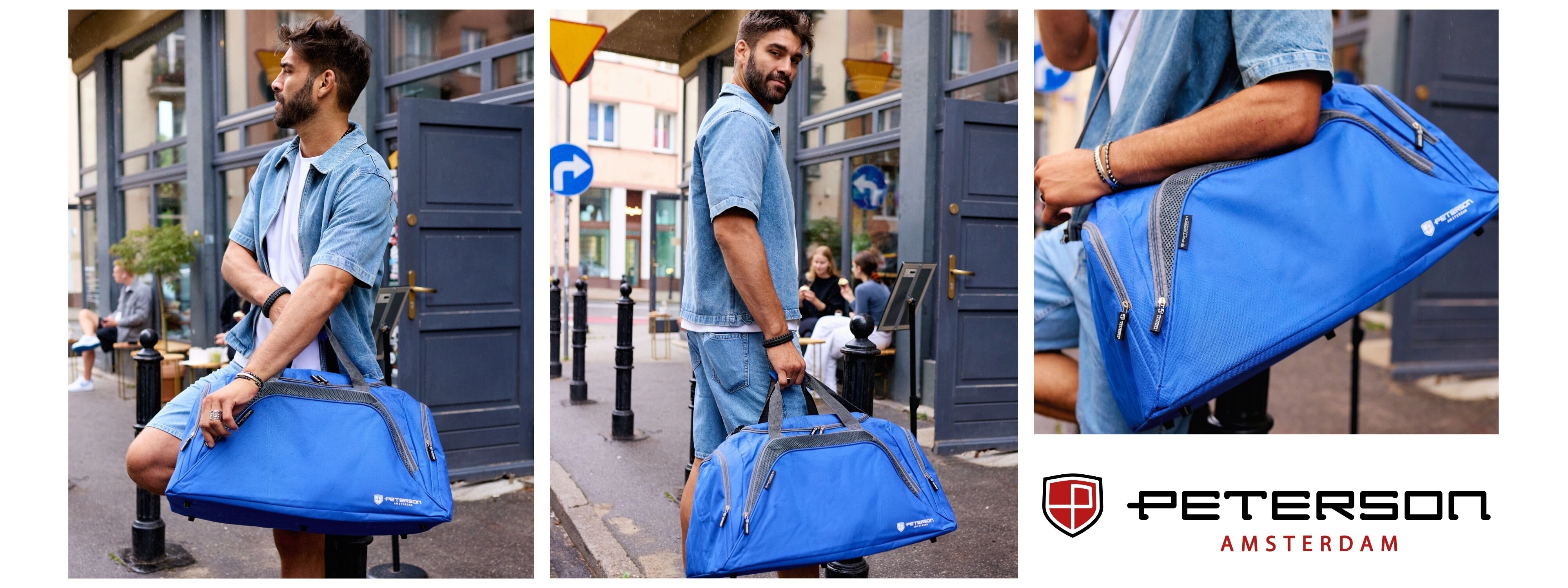 Na zdjęciu widoczna jest niebieska torba podróżna sportowa na ramię z logo \'Peterson Amsterdam\'. Torba trzymana jest przez osobę stojącą na ulicy, a w tle widać budynki i przechodniów.