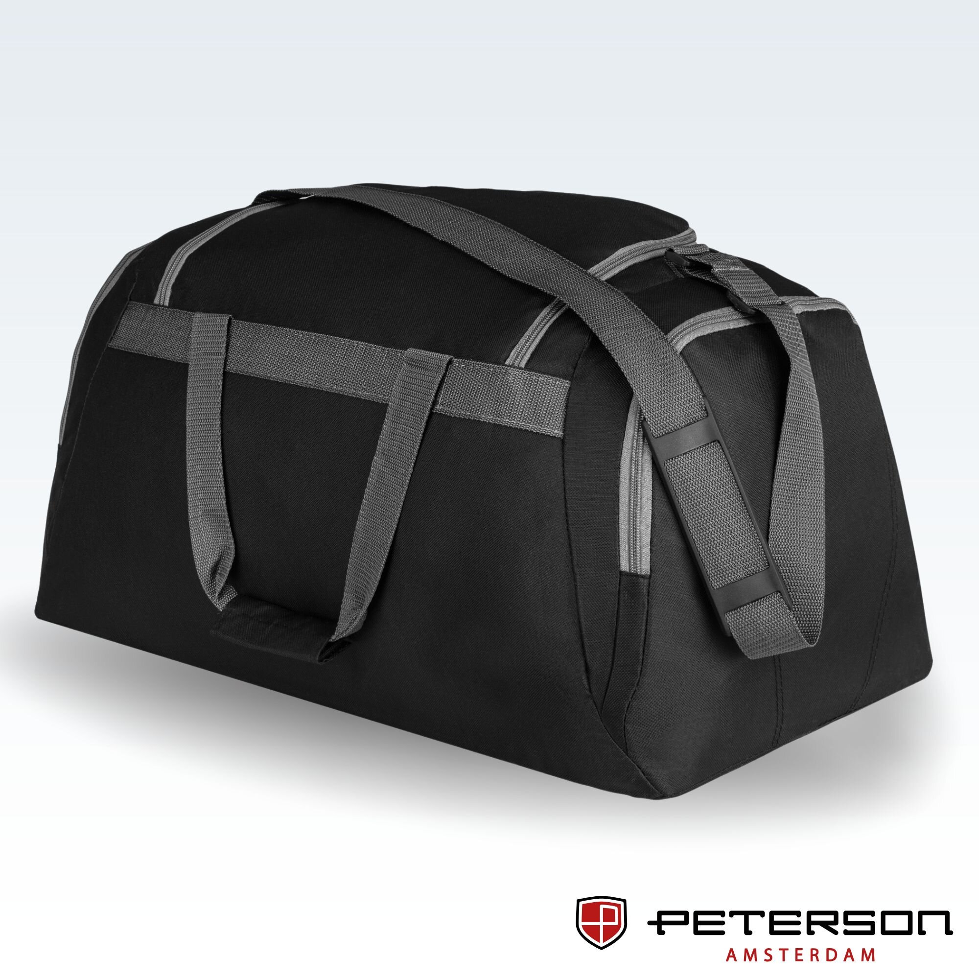 Czarna torba podróżna sportowa na ramię z szarymi paskami. W prawym dolnym rogu widoczne jest logo z napisem \'PETERSON AMSTERDAM\'.