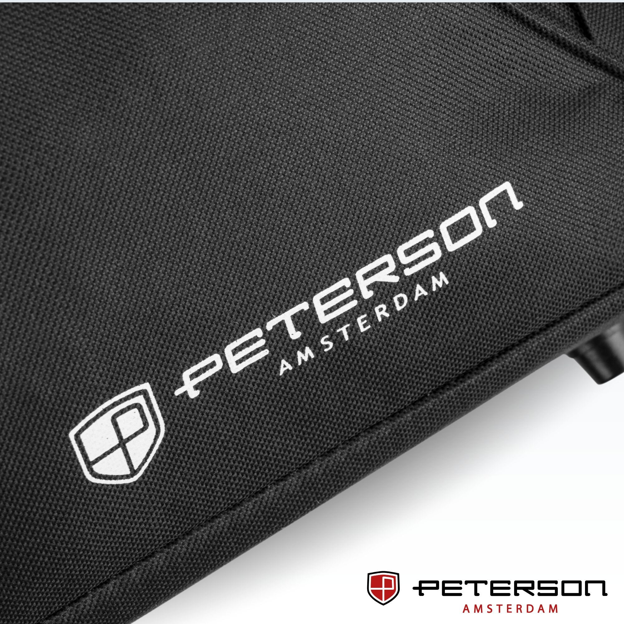 Czarna torba z widocznym logo \'PETERSON AMSTERDAM\' oraz symbolem tarczy z literą \'P\'.