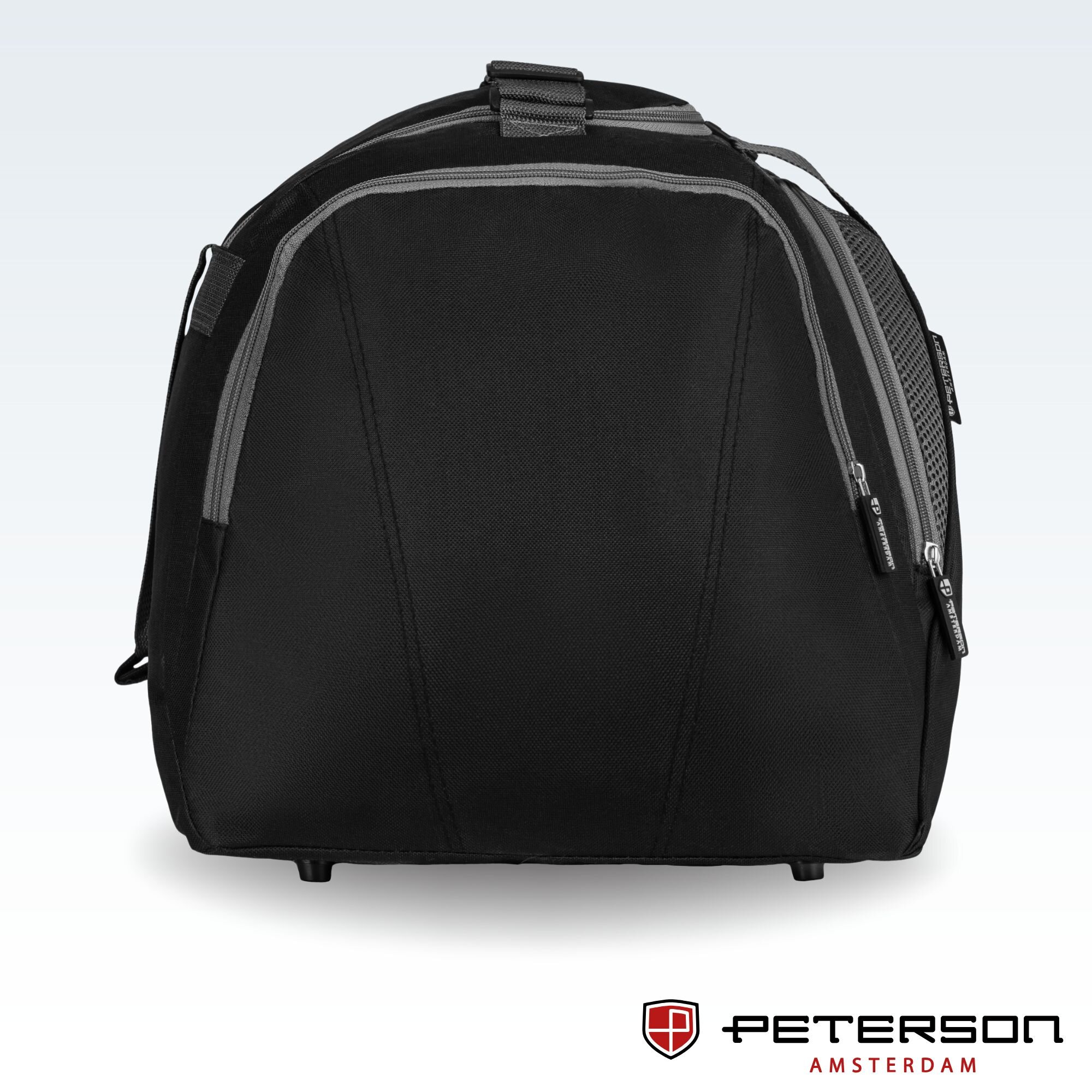 Czarna torba podróżna sportowa z szarymi zamkami błyskawicznymi i uchwytem na górze. Na dole obrazu widoczne jest logo \'Peterson Amsterdam\'.