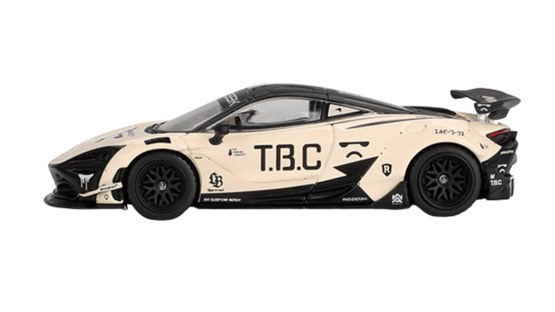 Model samochodu w kolorze beżowym z czarnymi detalami i napisami \'T.B.C\' na boku. Posiada czarne felgi i widoczne logo producenta na karoserii.
