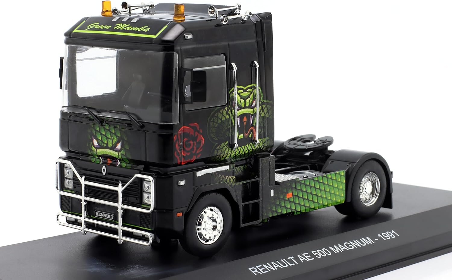 Model ciężarówki Renault AE 500 Magnum z 1991 roku w kolorze czarnym z zielonymi i czerwonymi grafikami węża i róży. Na podstawce widnieje napis \'RENAULT AE 500 MAGNUM - 1991\'.