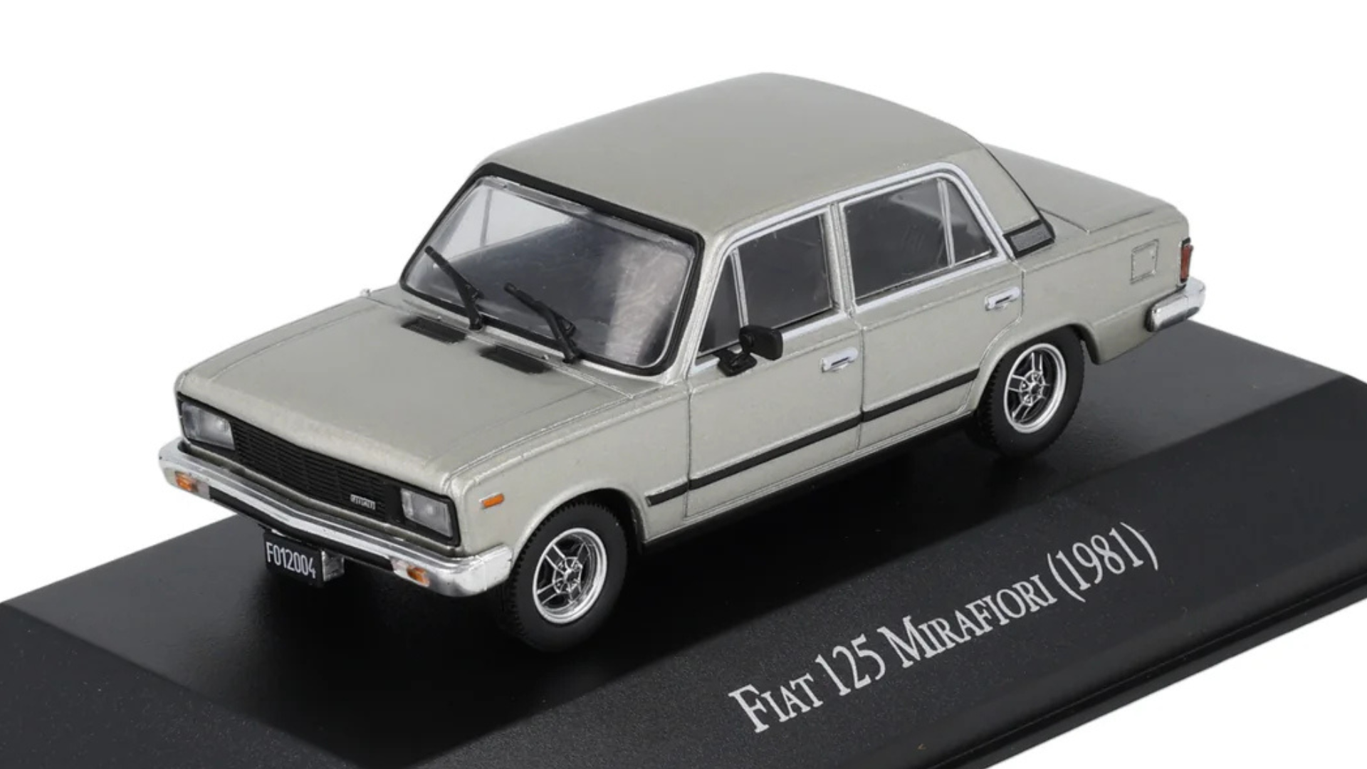 Model samochodu Fiat 125 Mirafiori z 1981 roku w kolorze srebrnym, umieszczony na czarnej podstawce z napisem \'Fiat 125 Mirafiori (1981)\'.