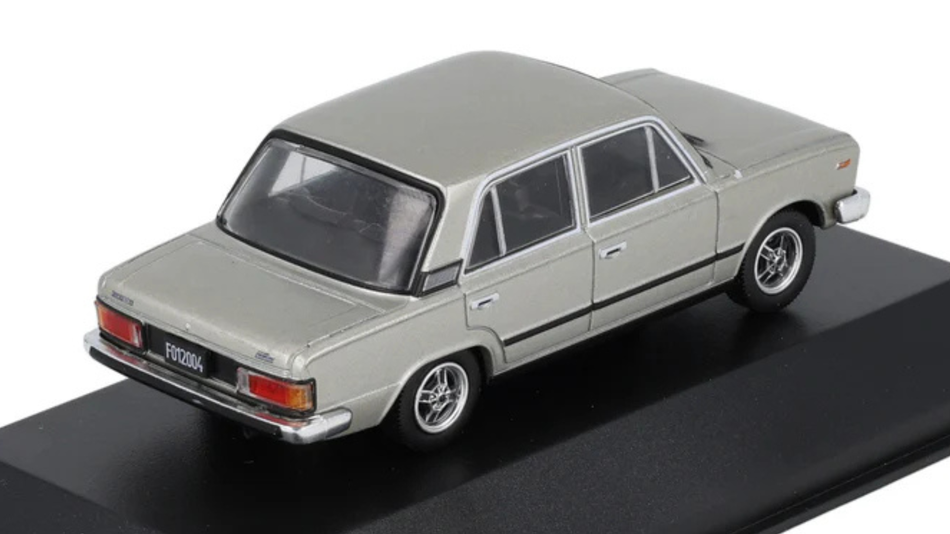 Model samochodu w kolorze srebrnym na czarnej podstawce. Na tablicy rejestracyjnej widoczny jest napis \'F02004\'.