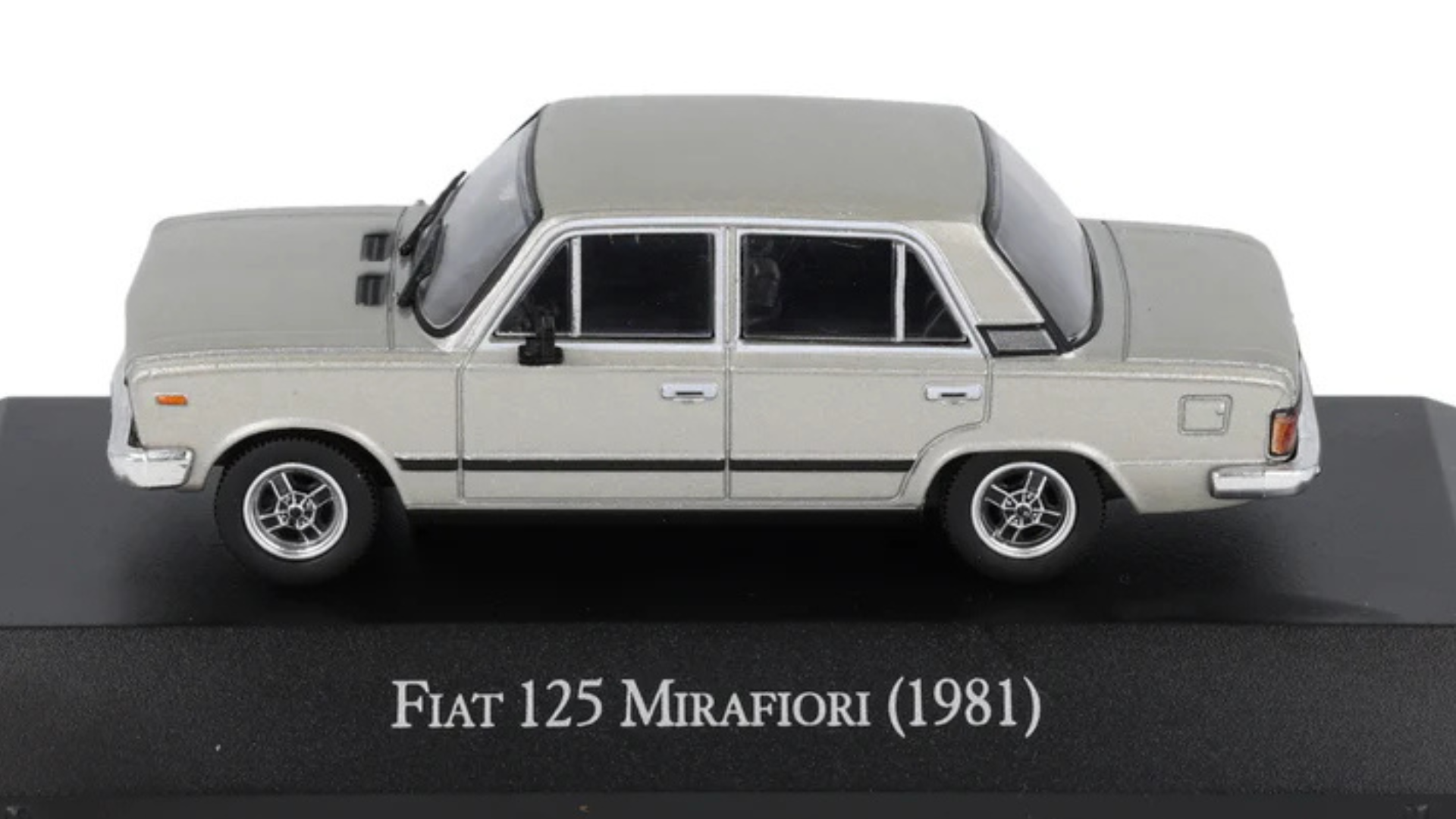Model samochodu w kolorze srebrnym na czarnej podstawce z napisem \'Fiat 125 Mirafiori (1981)\'.