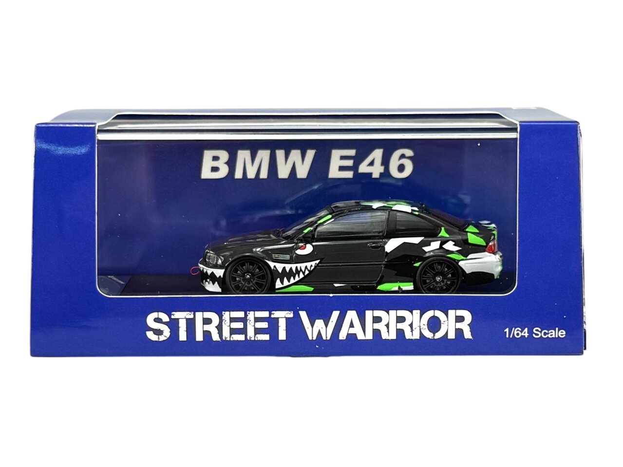 Model samochodu w skali 1:64 w czarnej gablotce z napisem \'BMW E46\'. Na opakowaniu widnieje napis \'STREET WARRIOR\'.