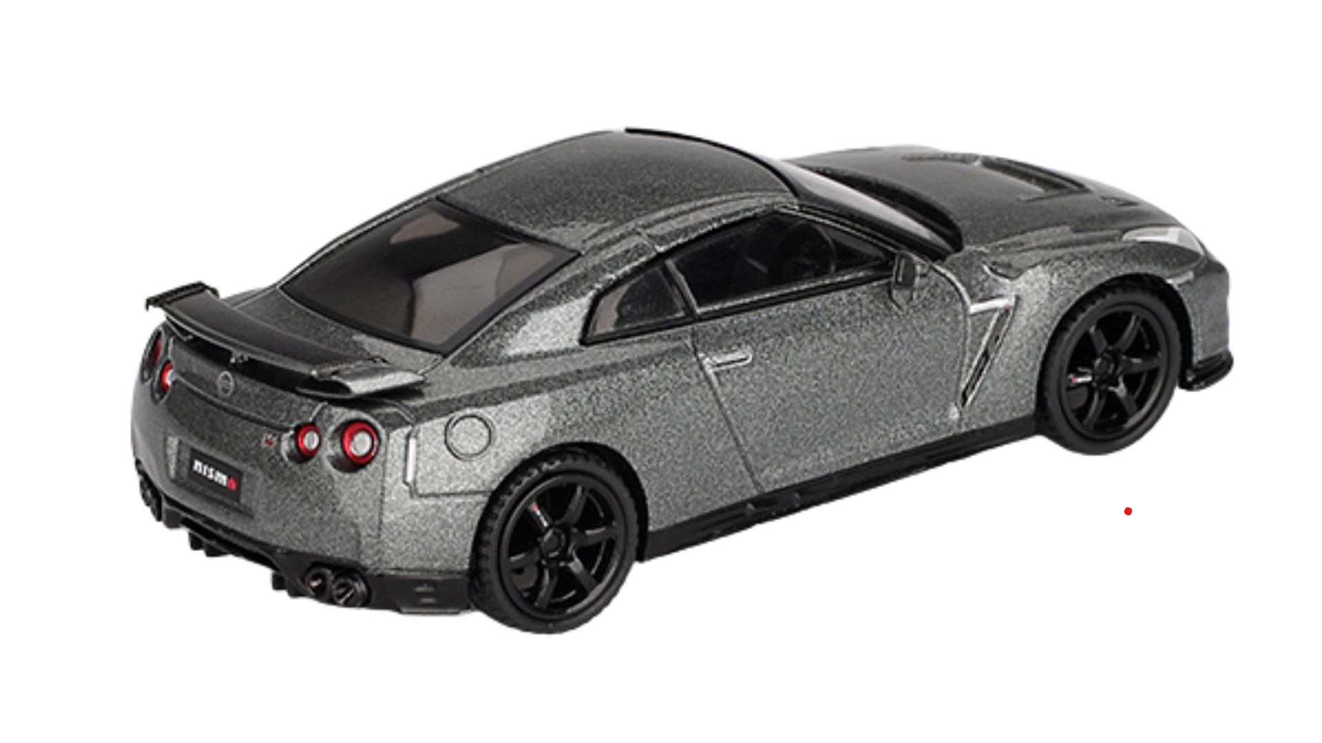 Model samochodu w skali 1:64 przedstawiający srebrny pojazd sportowy z czarnymi felgami i widocznym spojlerem. Na tylnej tablicy rejestracyjnej widnieje napis \'Nissan\'.